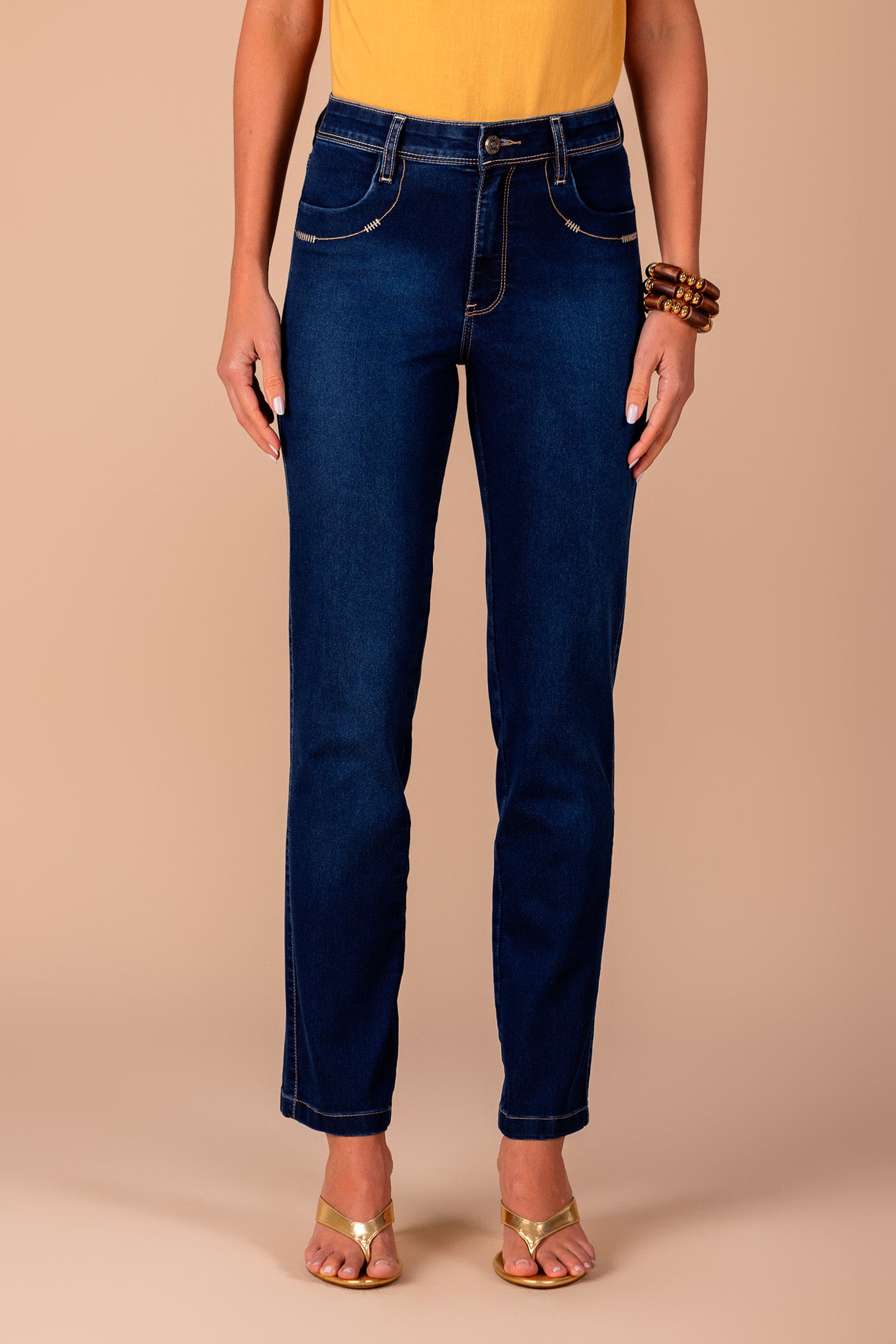 calça jeans reta cintura intermediária com bordados e cristais