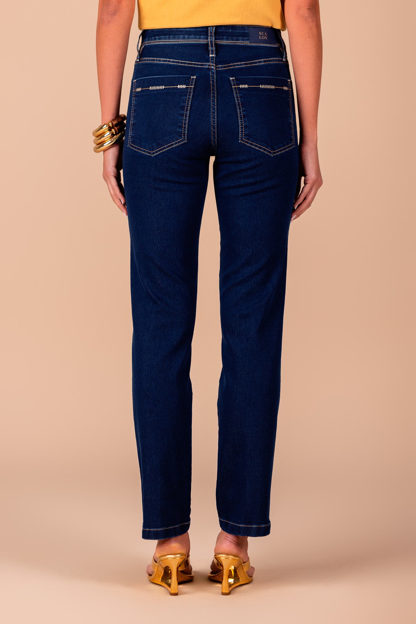 calça jeans reta cintura intermediária com bordados e cristais