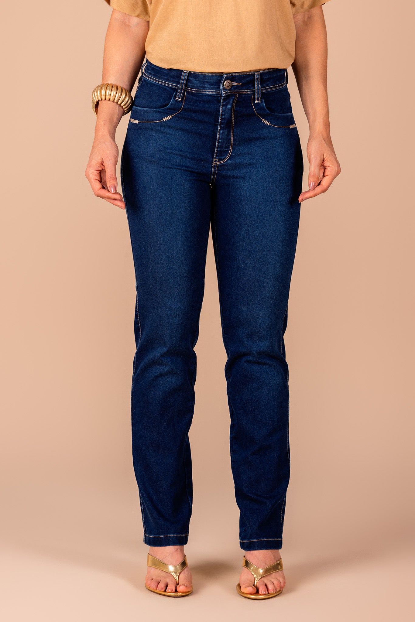 calça jeans reta cintura intermediária com bordados