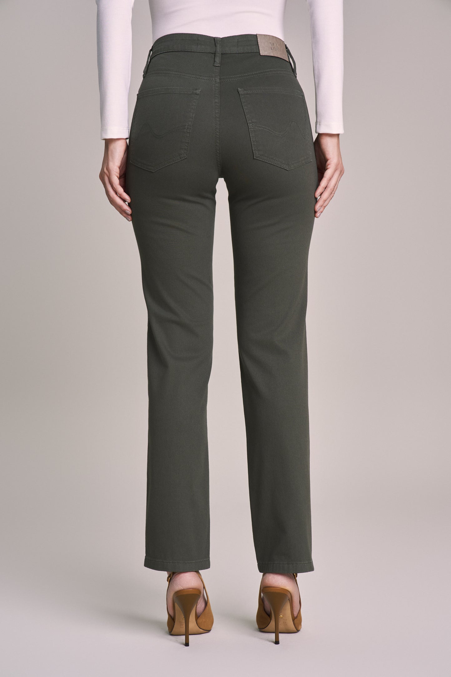 calça sarja color reta cintura intermediária básica