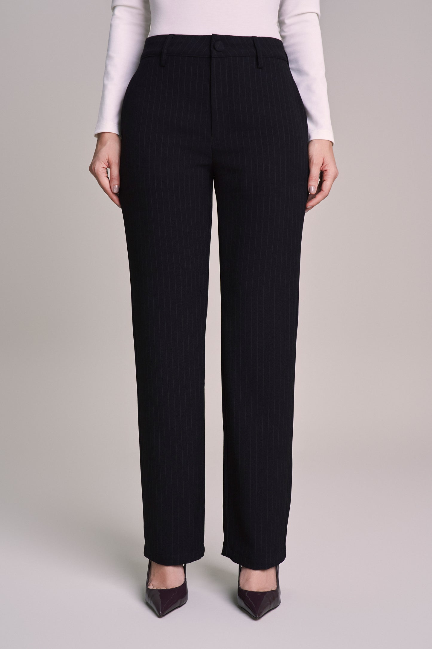 calça crepe reta cintura intermediária alfaiataria risca de giz