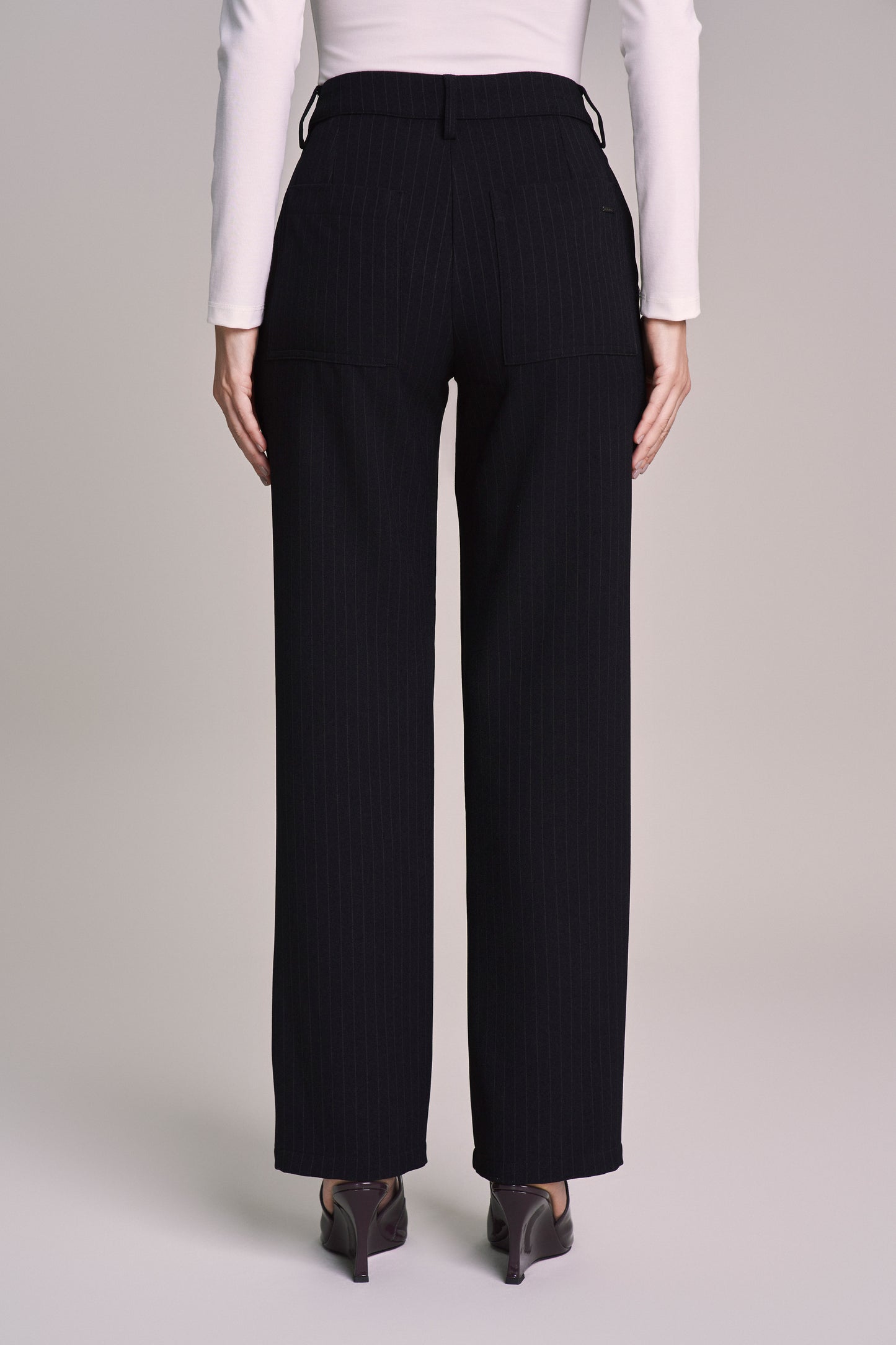 calça crepe reta cintura intermediária alfaiataria risca de giz