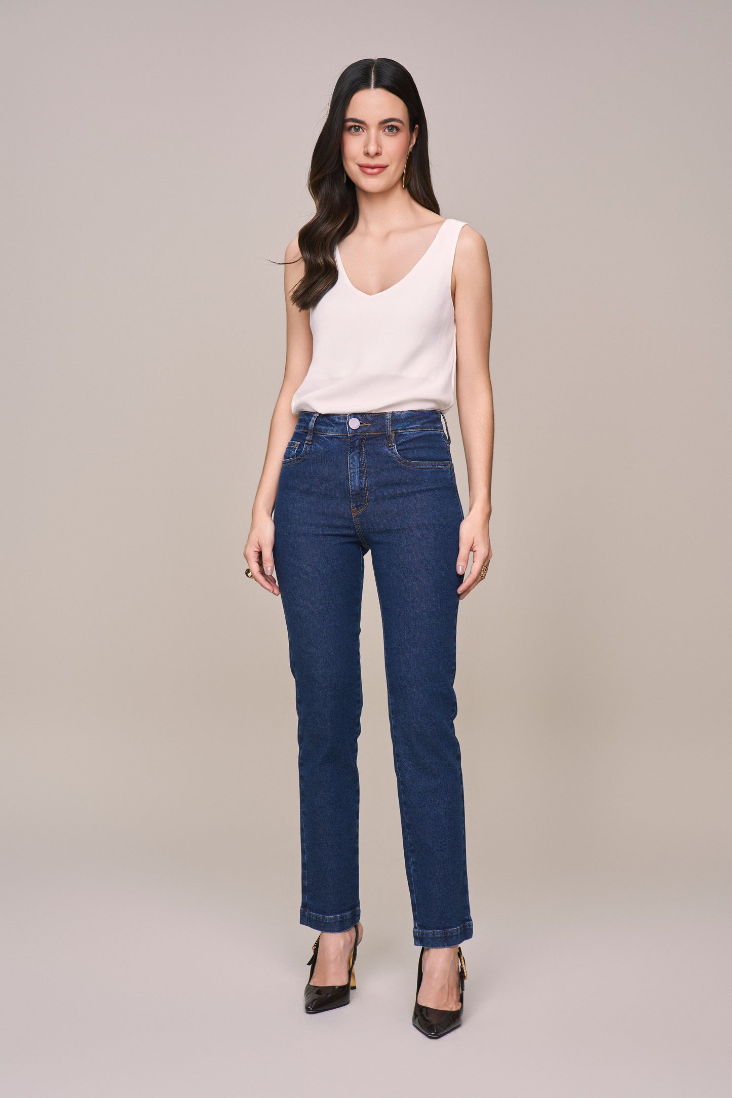 calça jeans reta cintura intermediária com pespontos largos