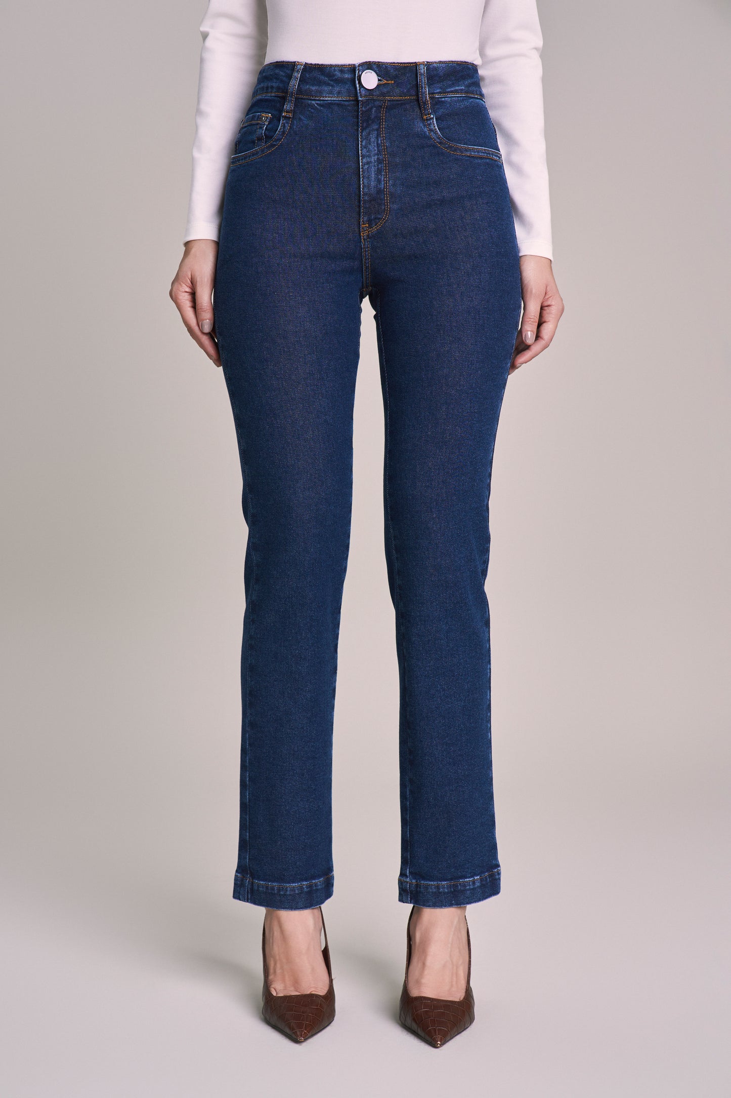 calça jeans reta cintura intermediária com pespontos largos