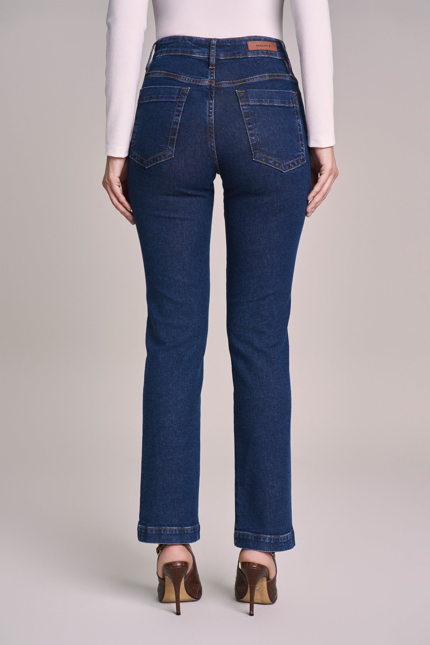 calça jeans reta cintura intermediária com pespontos largos