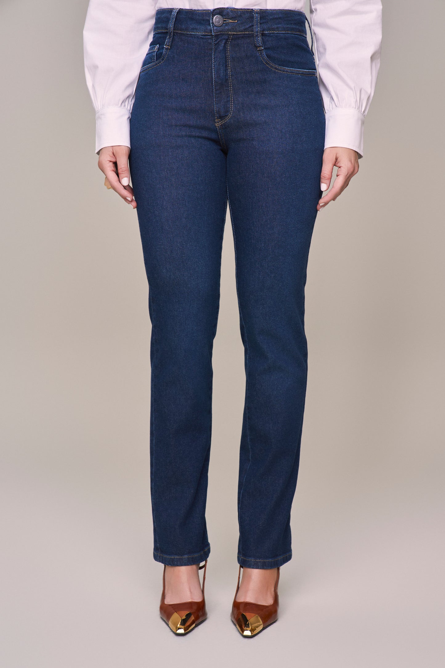 calça jeans reta cintura intermediária com cristais