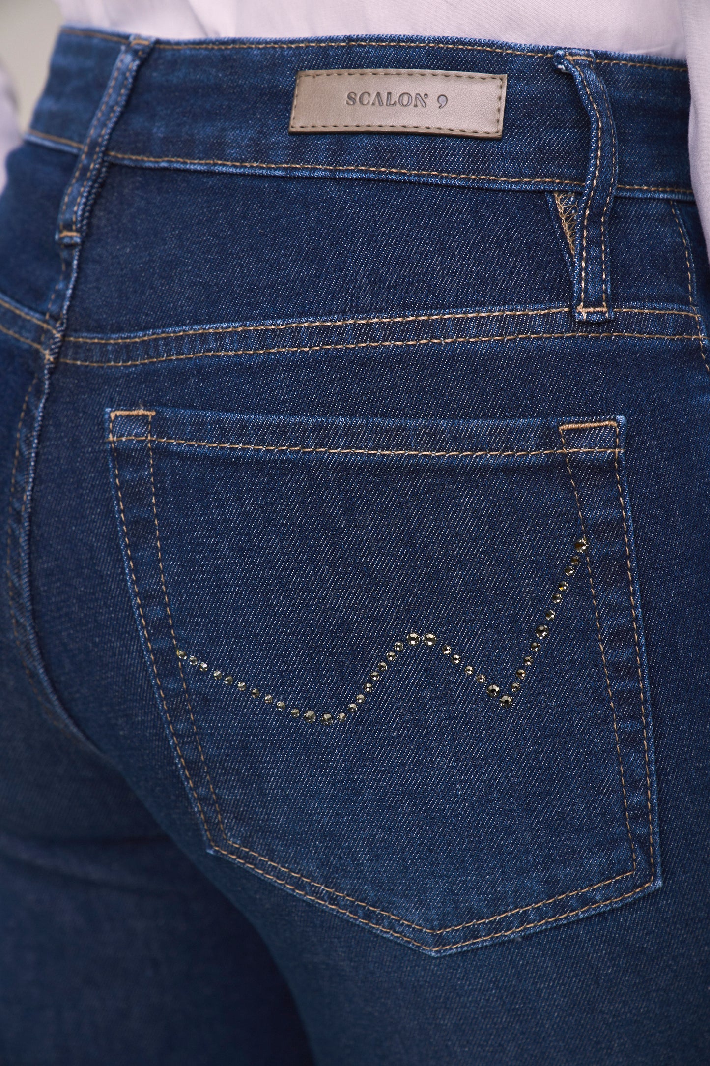 calça jeans reta cintura intermediária com cristais