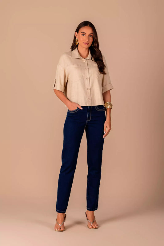 calça jeans reta cintura intermediária com pespontos