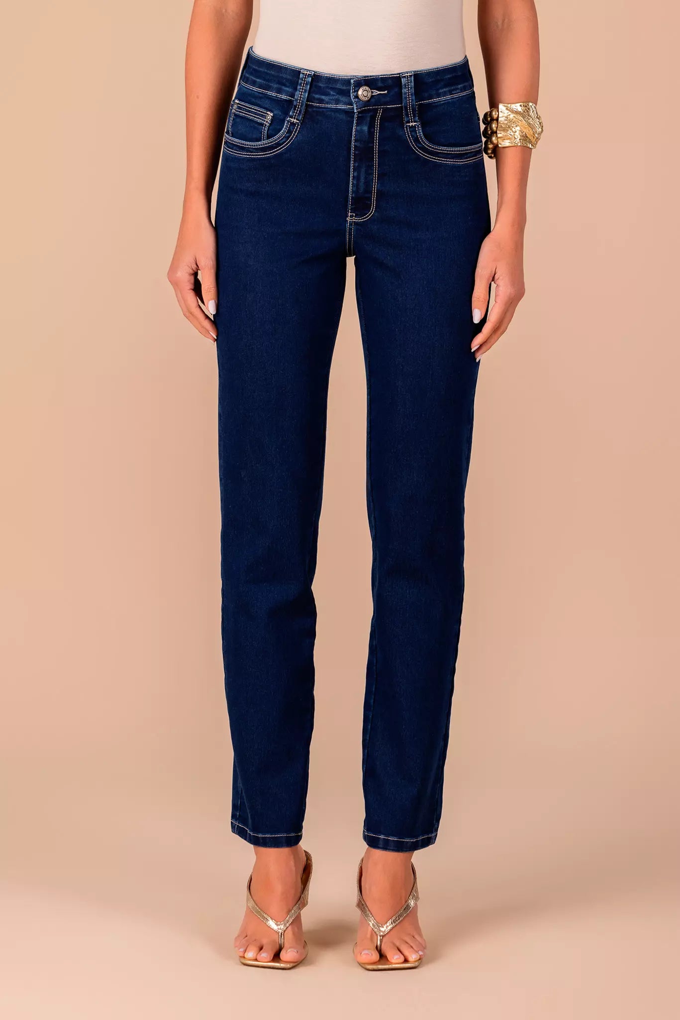 calça jeans reta cintura intermediária com pespontos