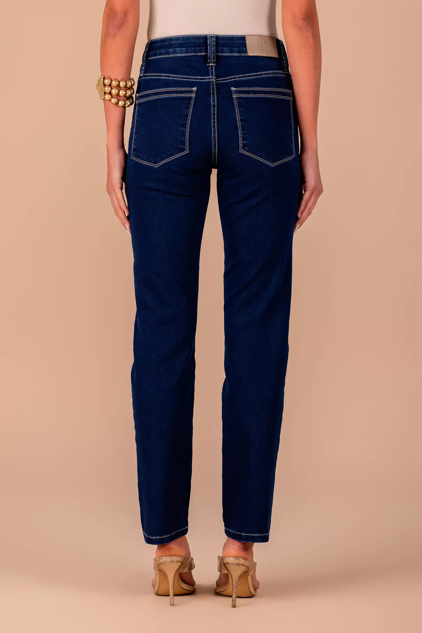 calça jeans reta cintura intermediária com pespontos