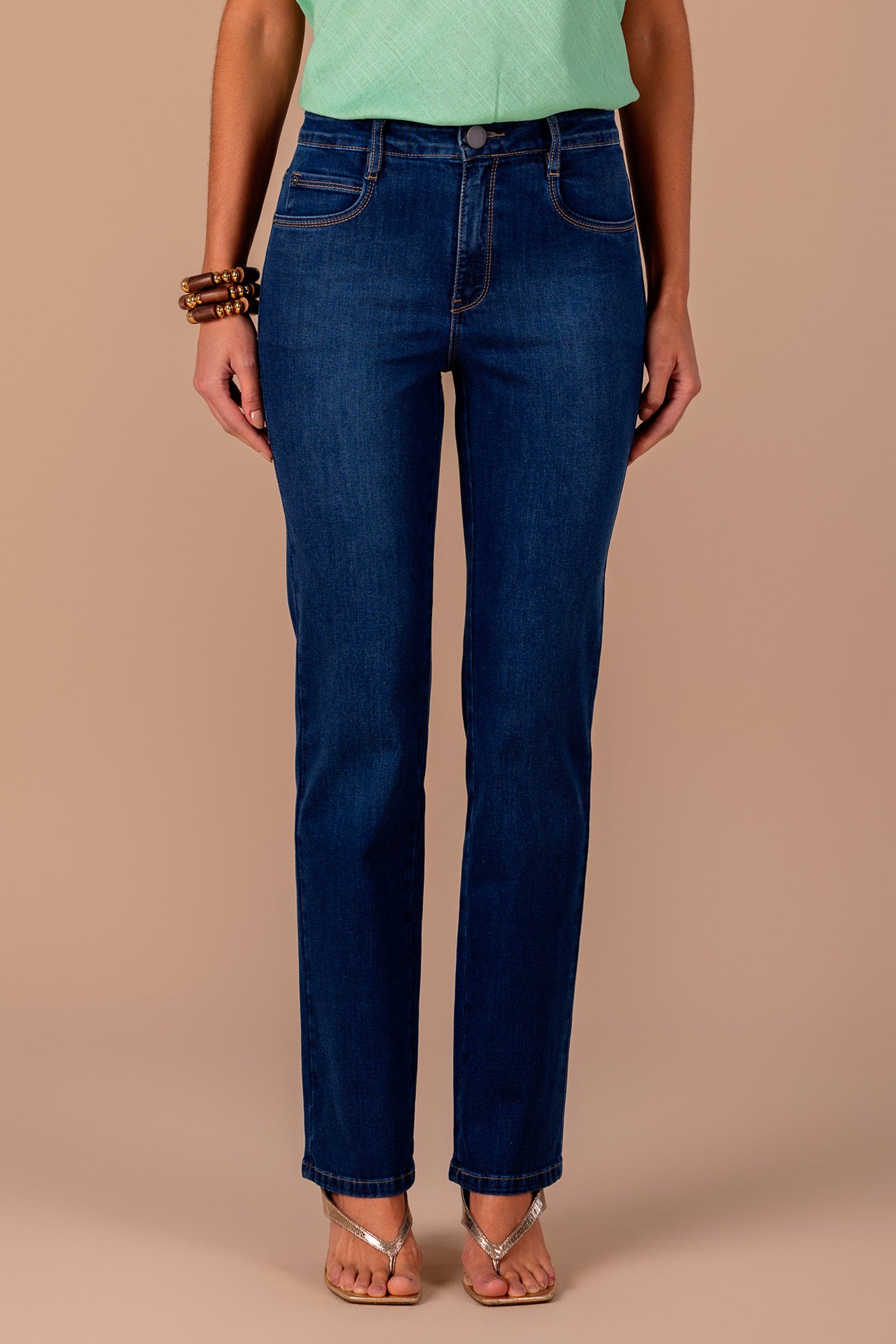 calça jeans reta cintura intermediária com bordado