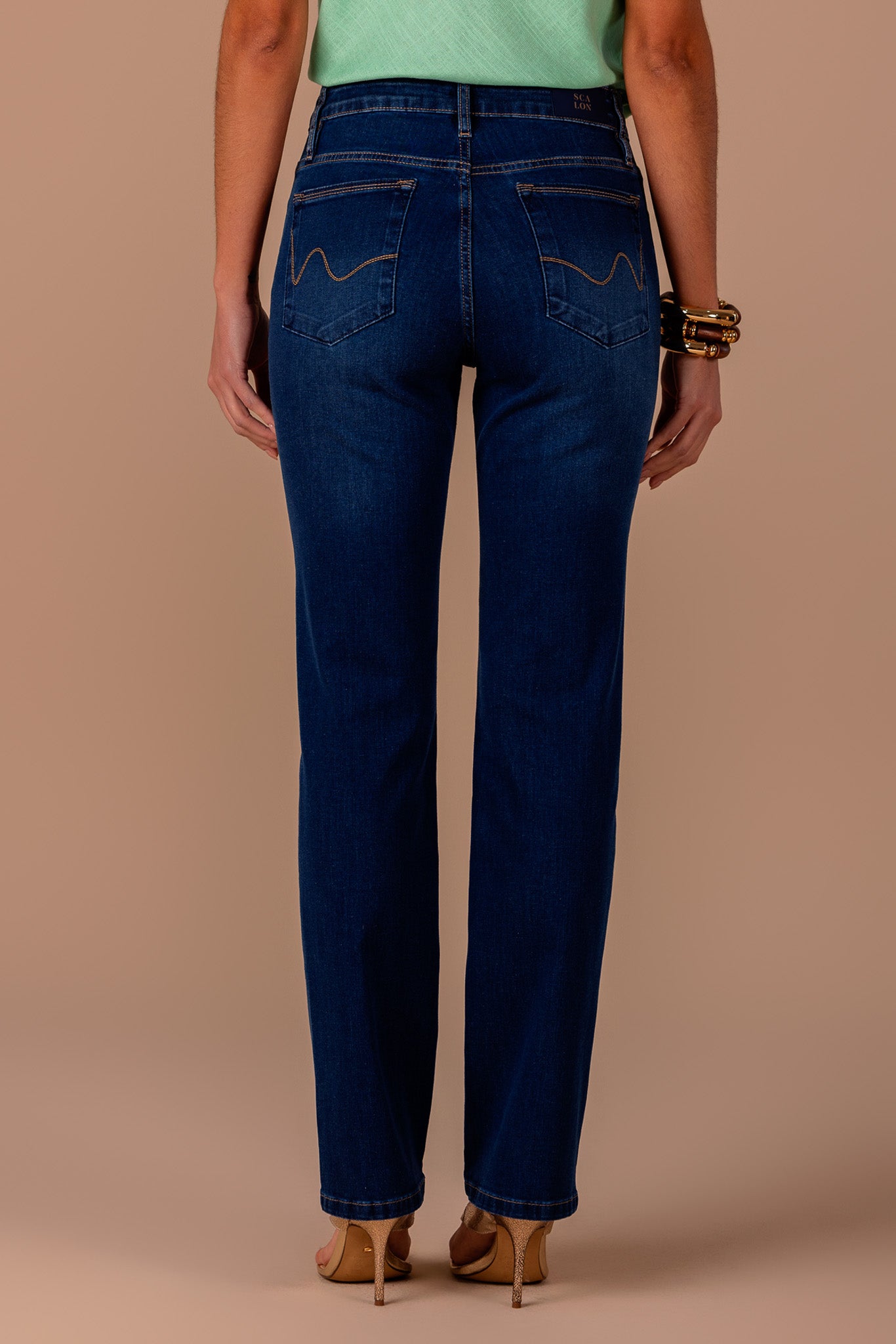 calça jeans reta cintura intermediária com bordado