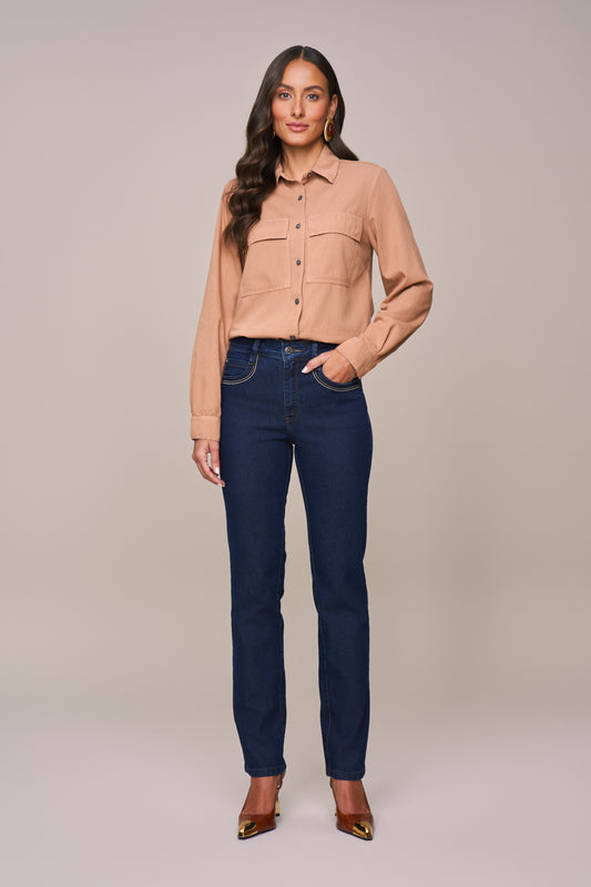 calça jeans reta cintura intermediária com detalhes boca do bolso