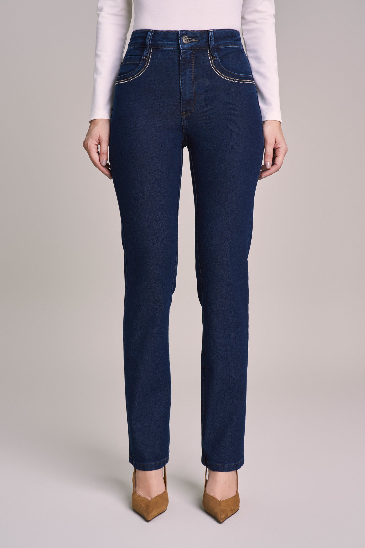 calça jeans reta cintura intermediária com detalhes boca do bolso