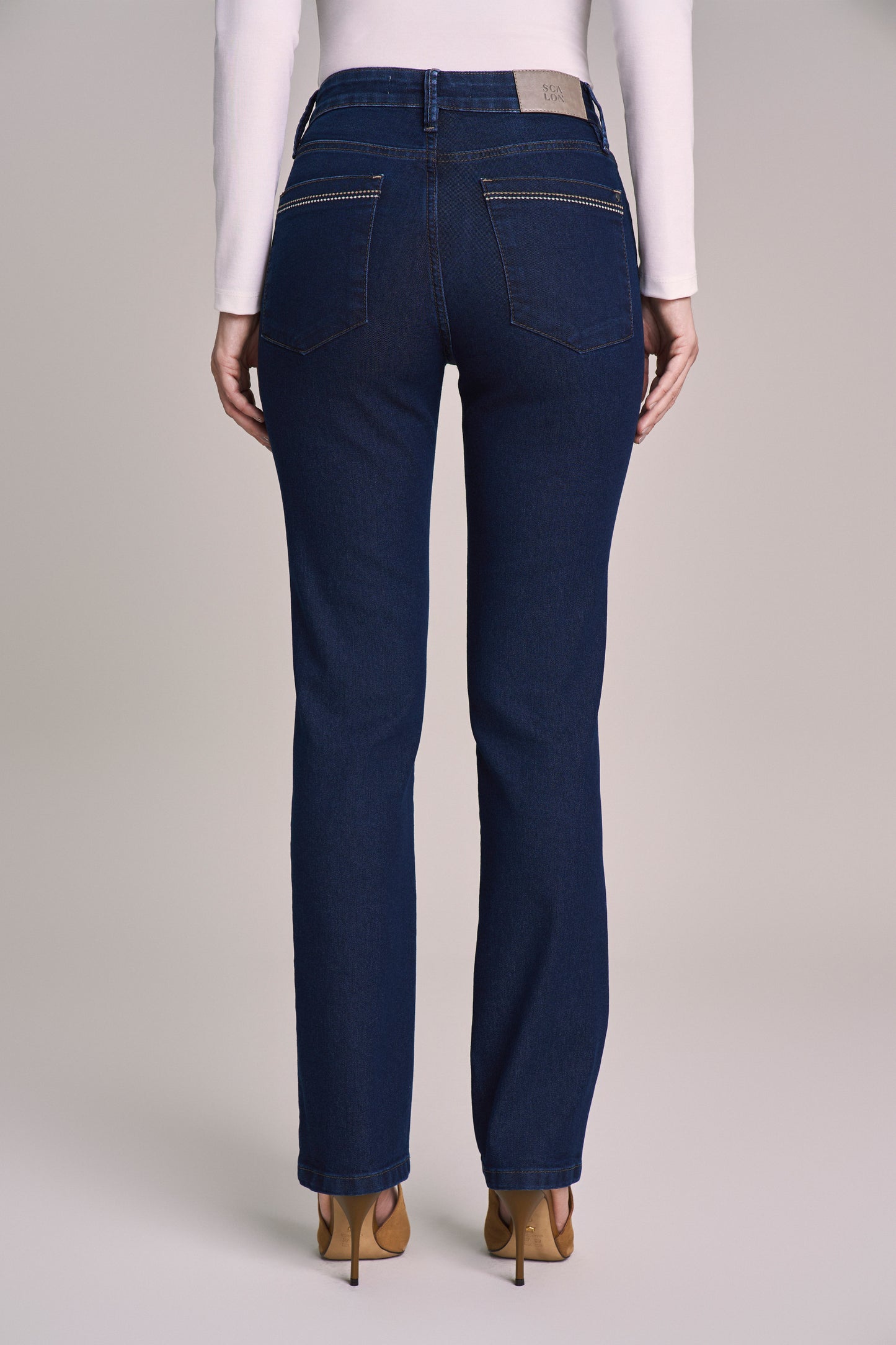 calça jeans reta cintura intermediária com detalhes boca do bolso