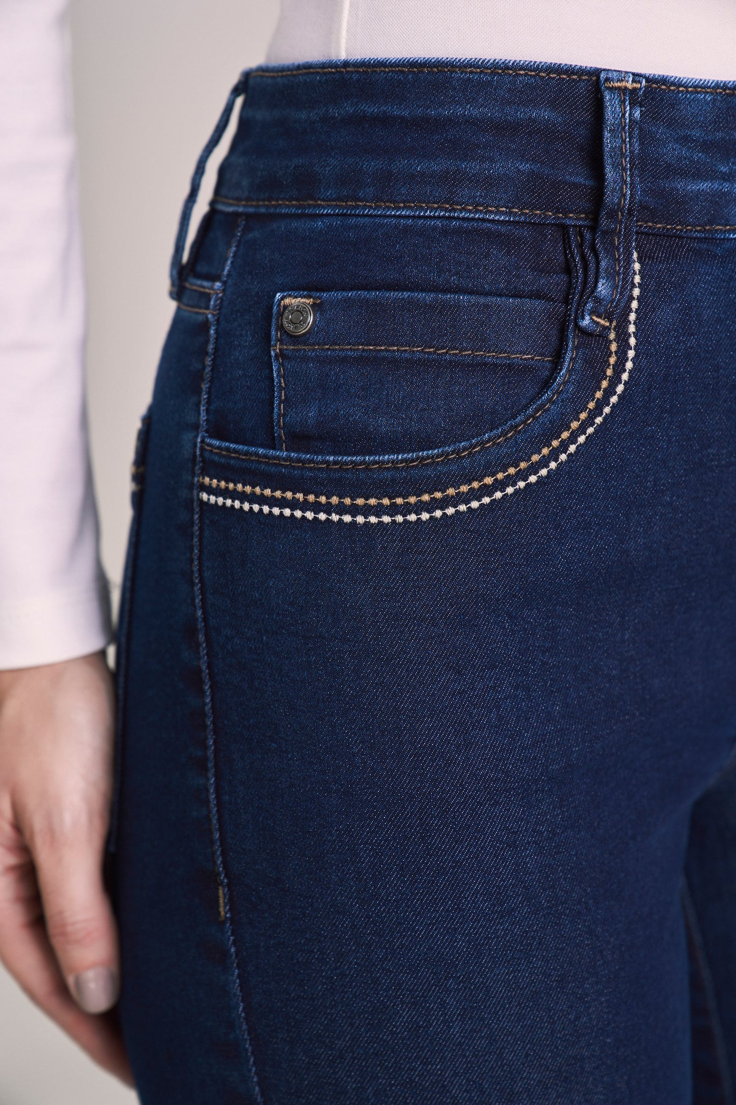 calça jeans reta cintura intermediária com detalhes boca do bolso