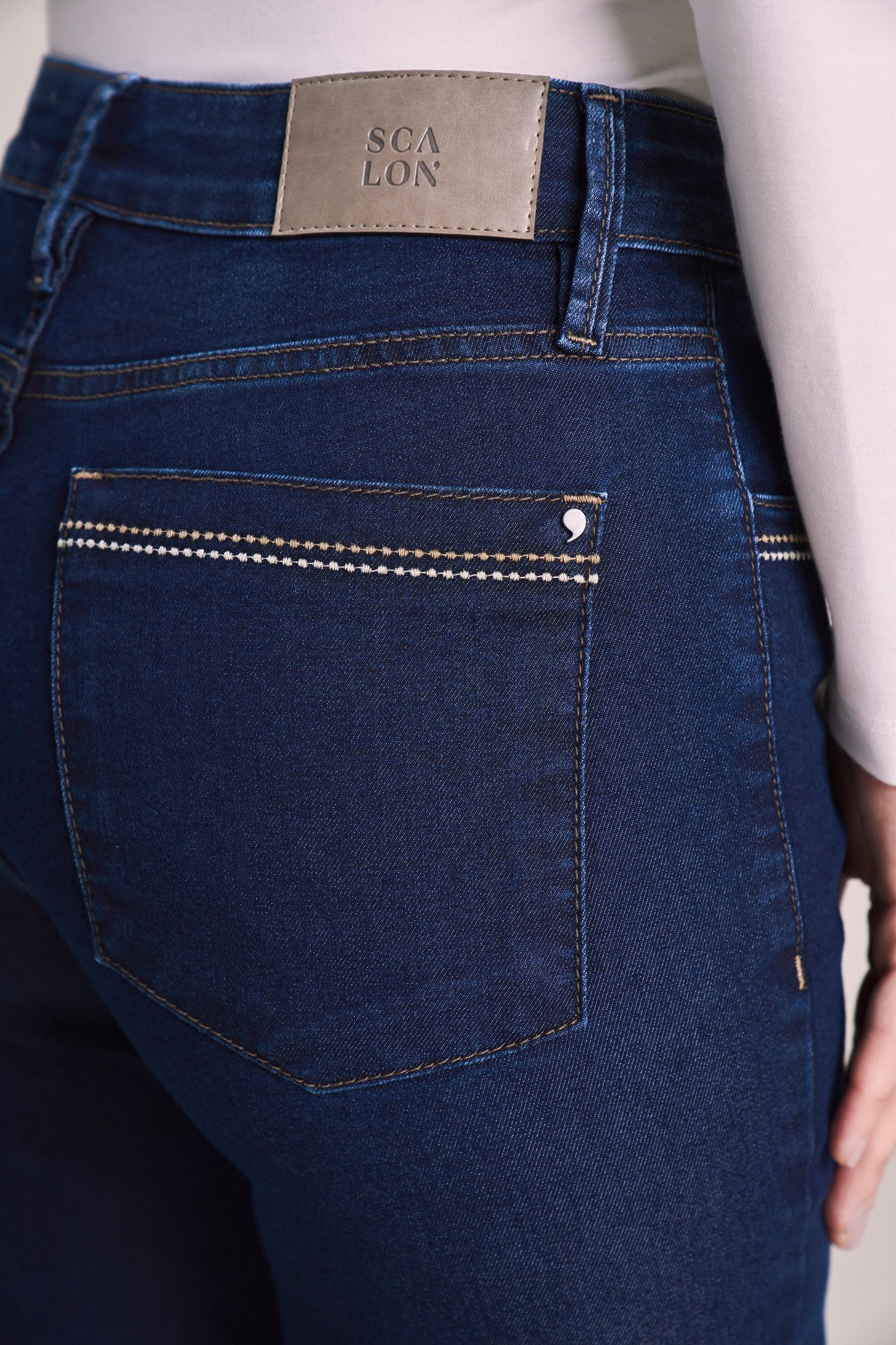 calça jeans reta cintura intermediária com detalhes boca do bolso