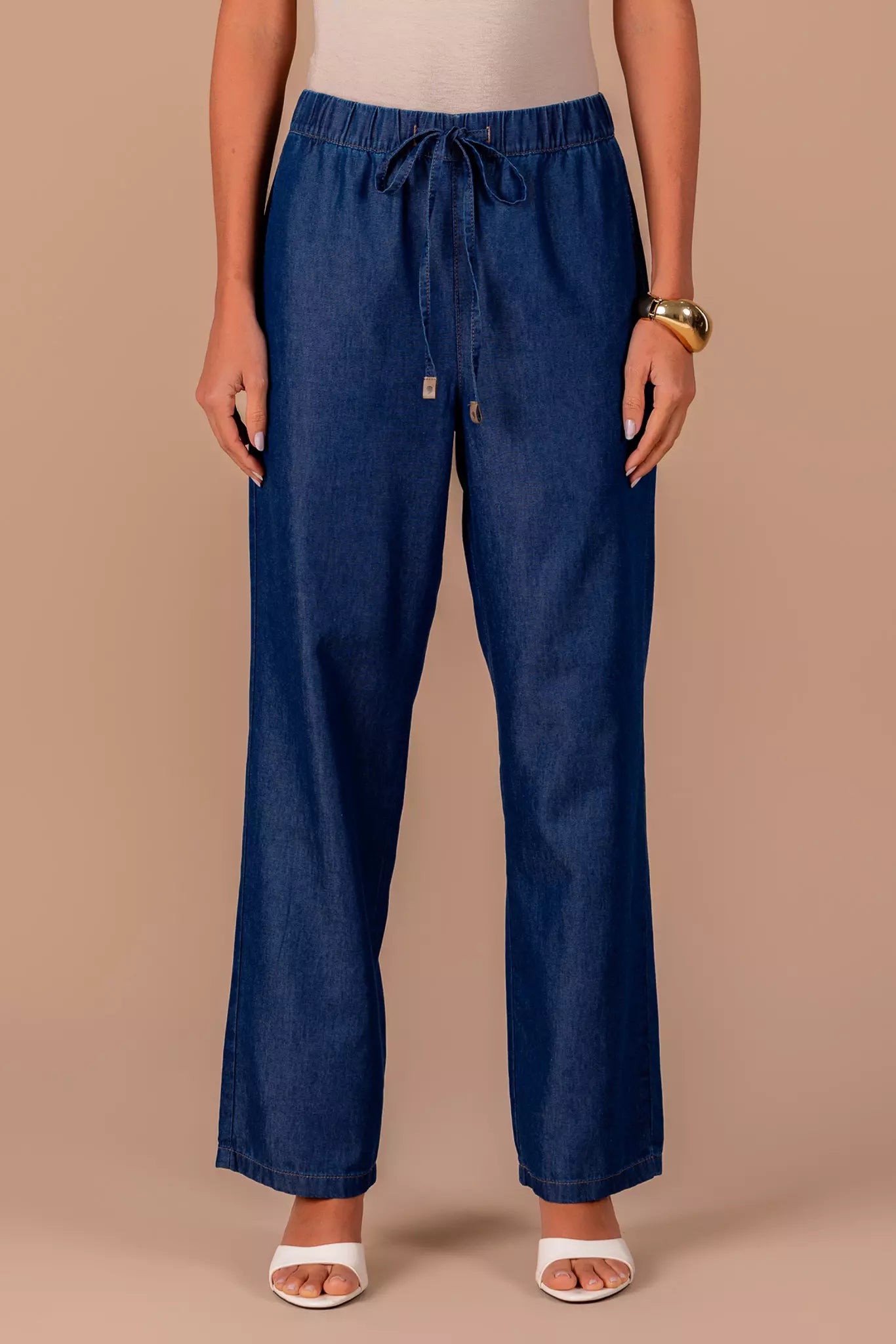 calça jeans reta cintura intermediária cós de elástico