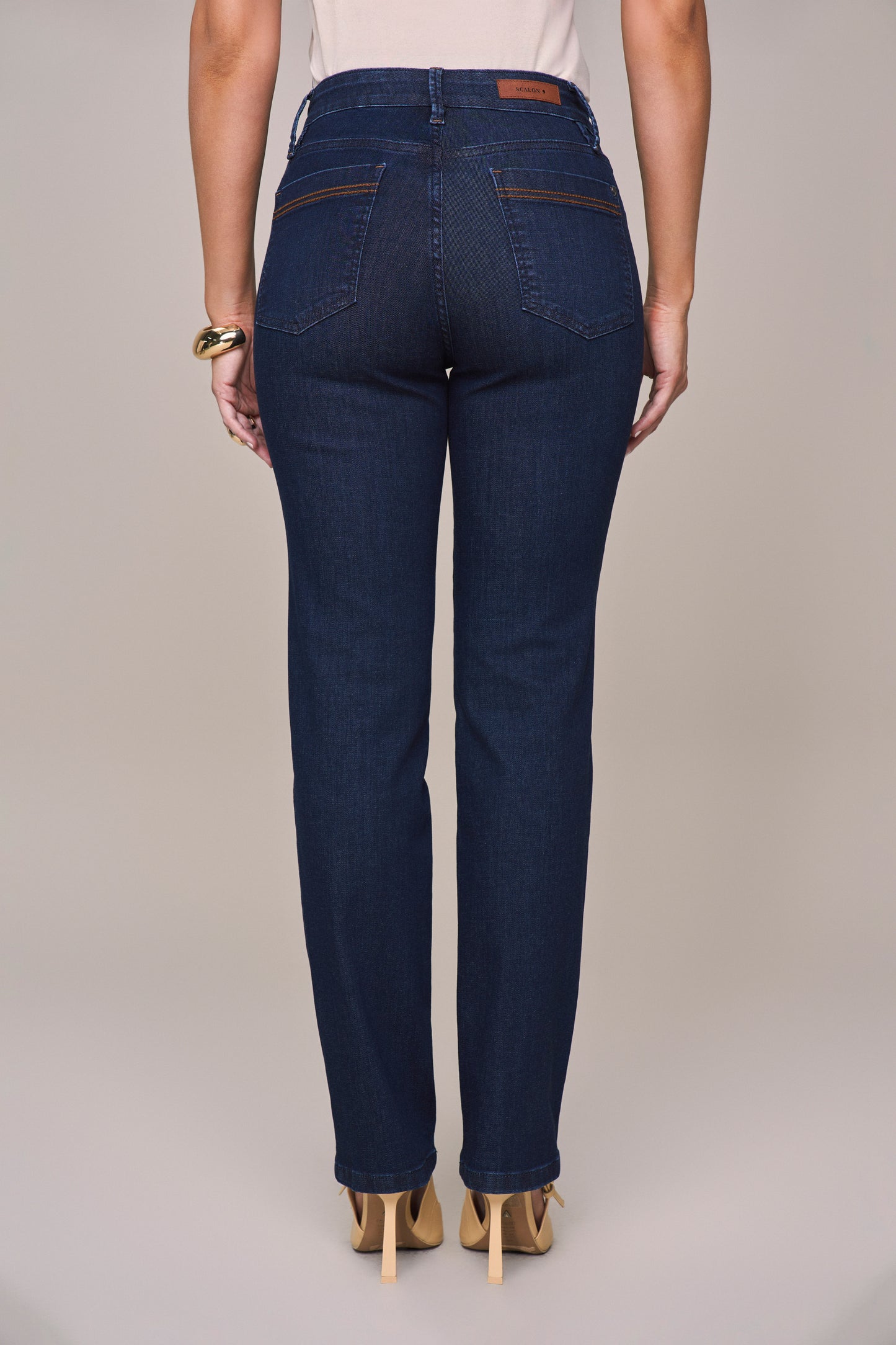 calça jeans reta cintura intermediária com correntinha bolsos