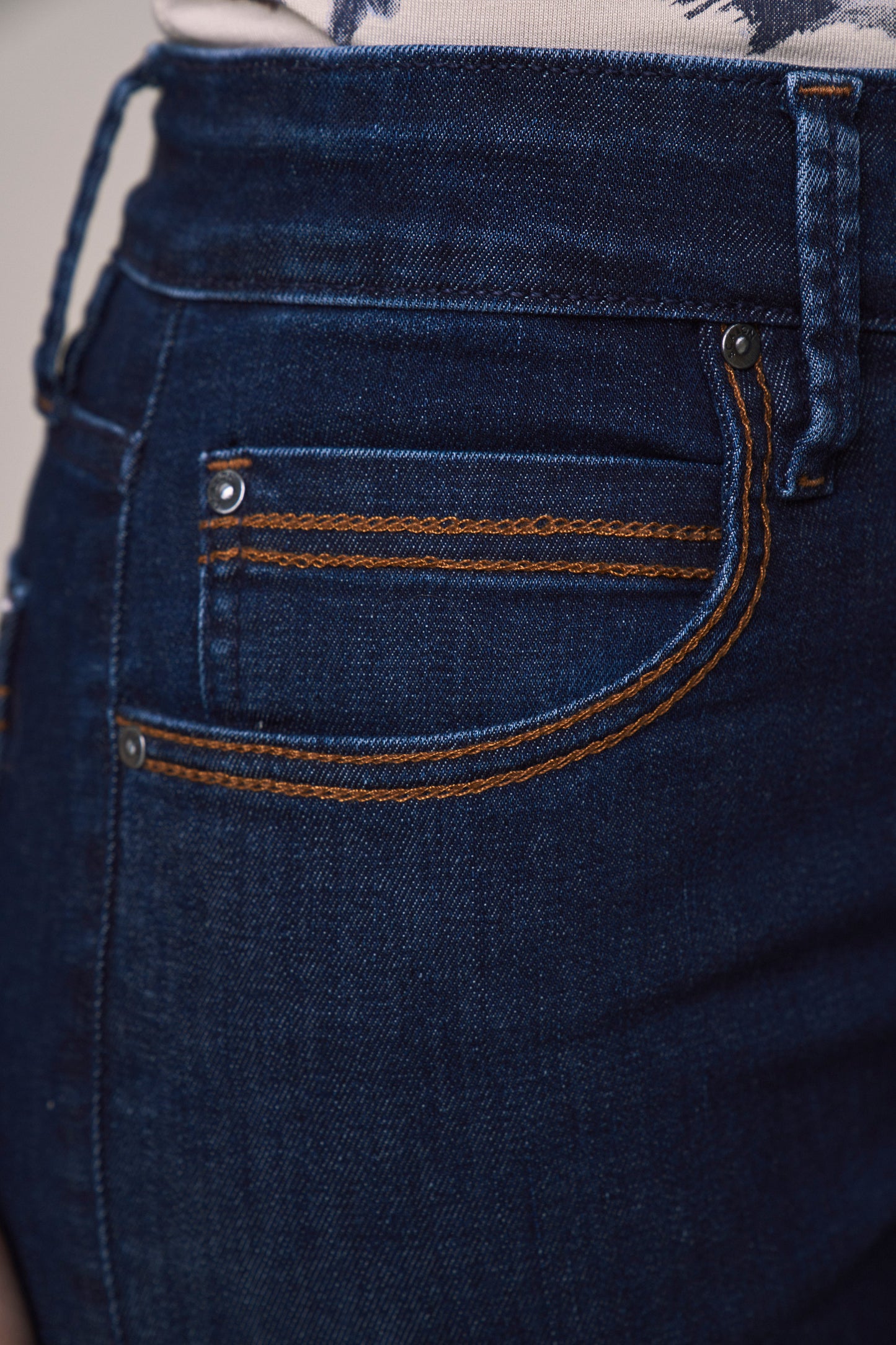 calça jeans reta cintura intermediária com correntinha bolsos