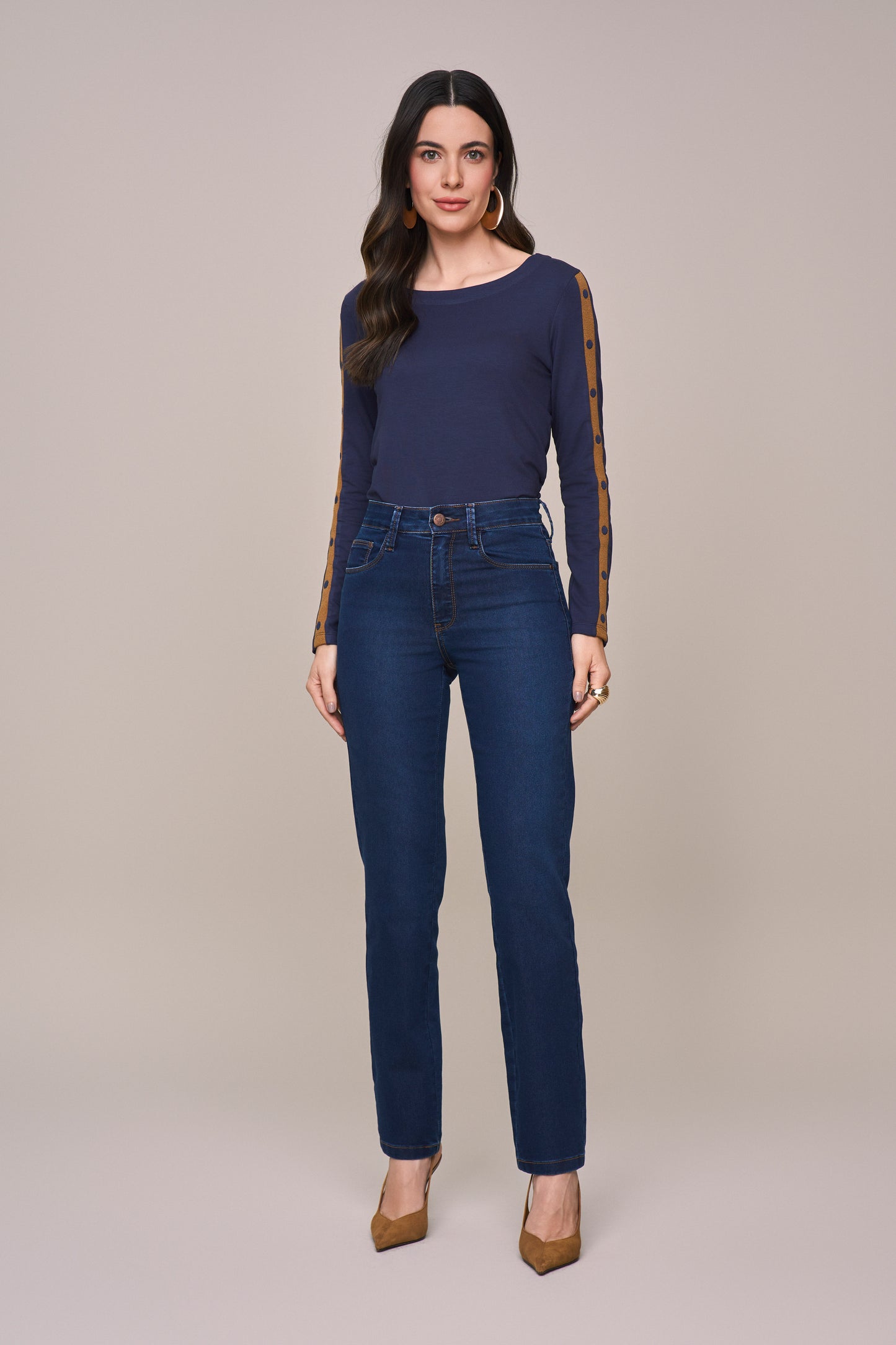 calça jeans reta cintura intermediária com bordado