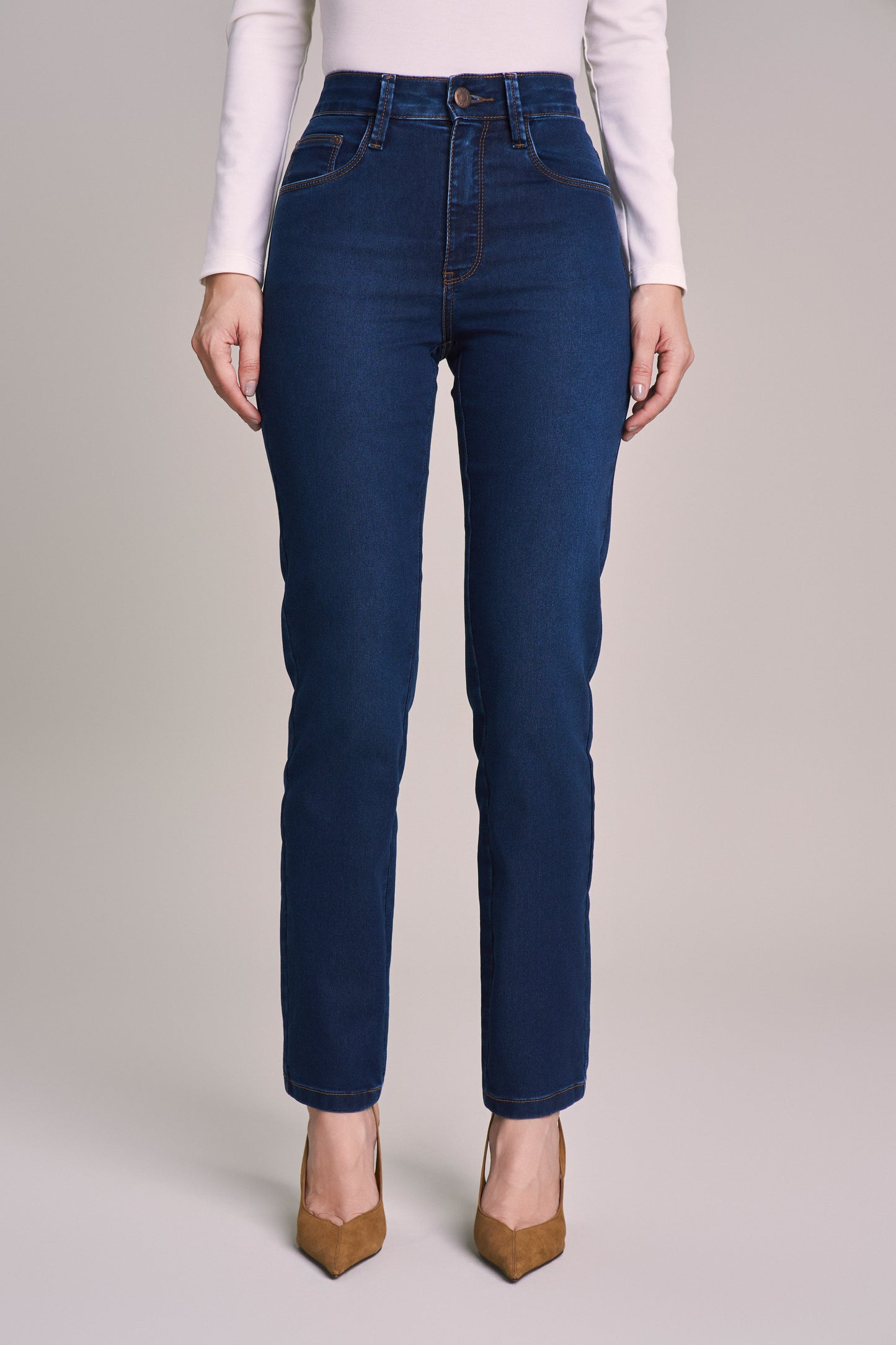 calça jeans reta cintura intermediária com bordado