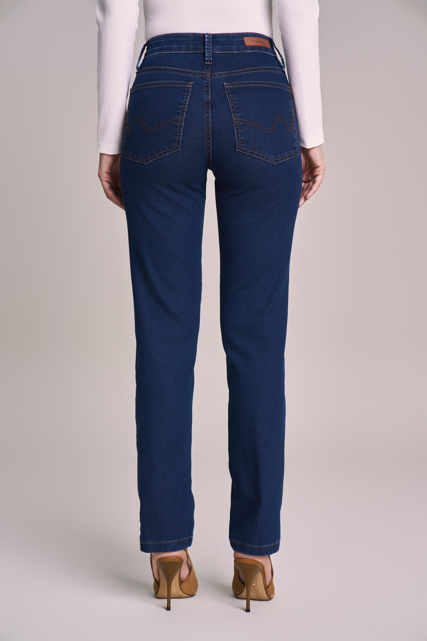 calça jeans reta cintura intermediária com bordado