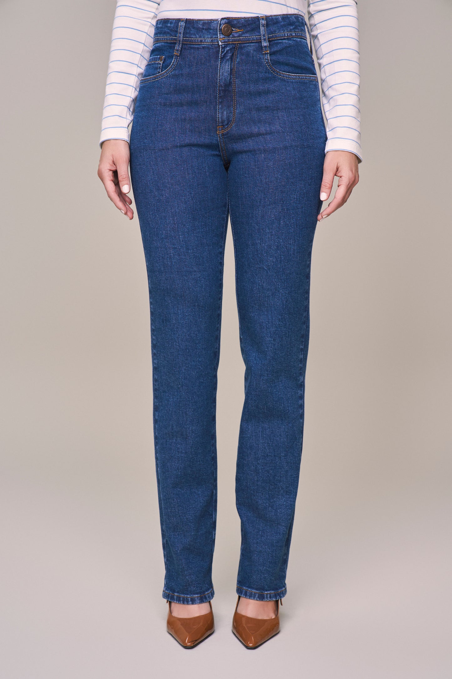 calça jeans reta cintura intermediária com bordado