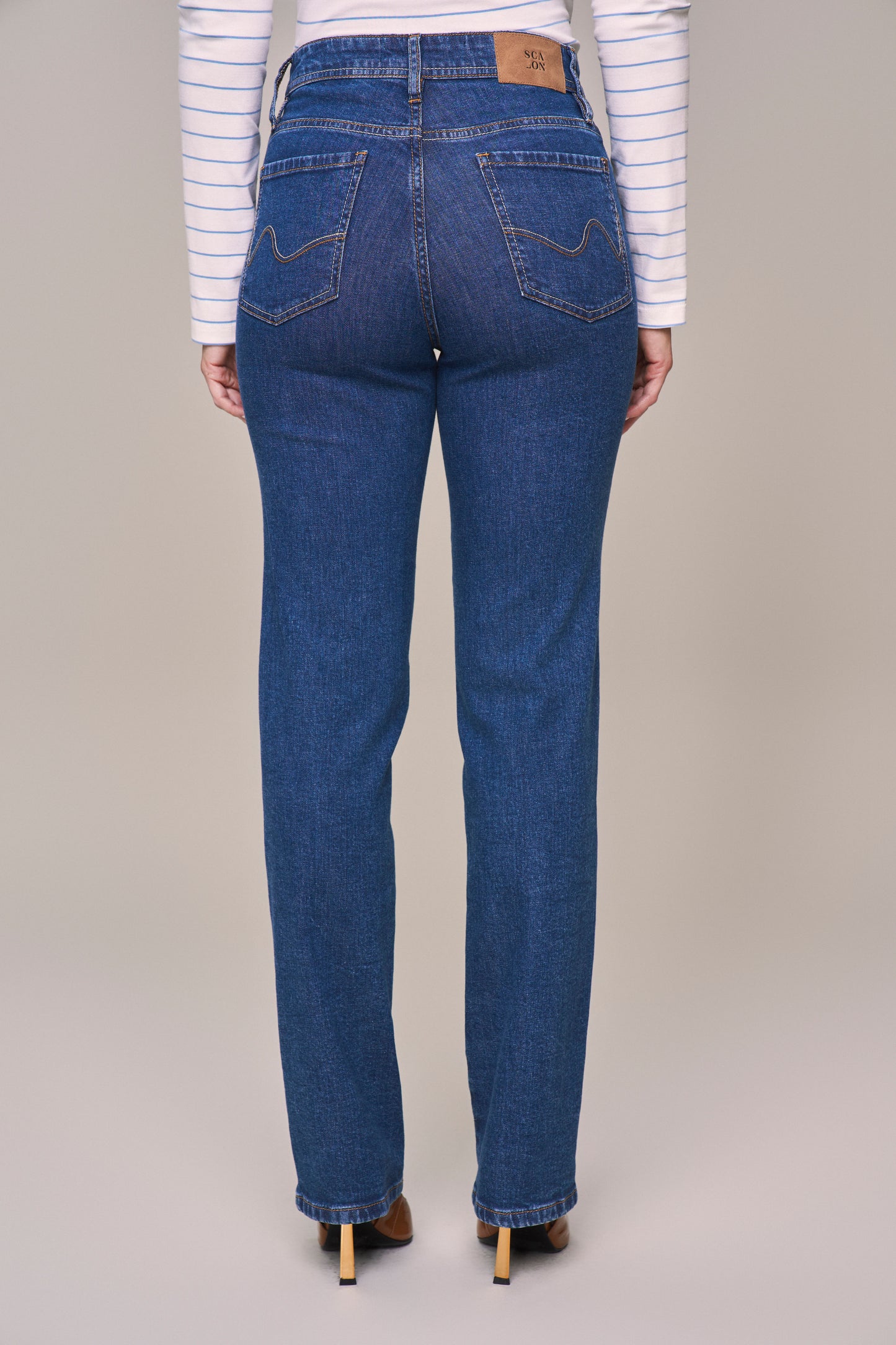 calça jeans reta cintura intermediária com bordado