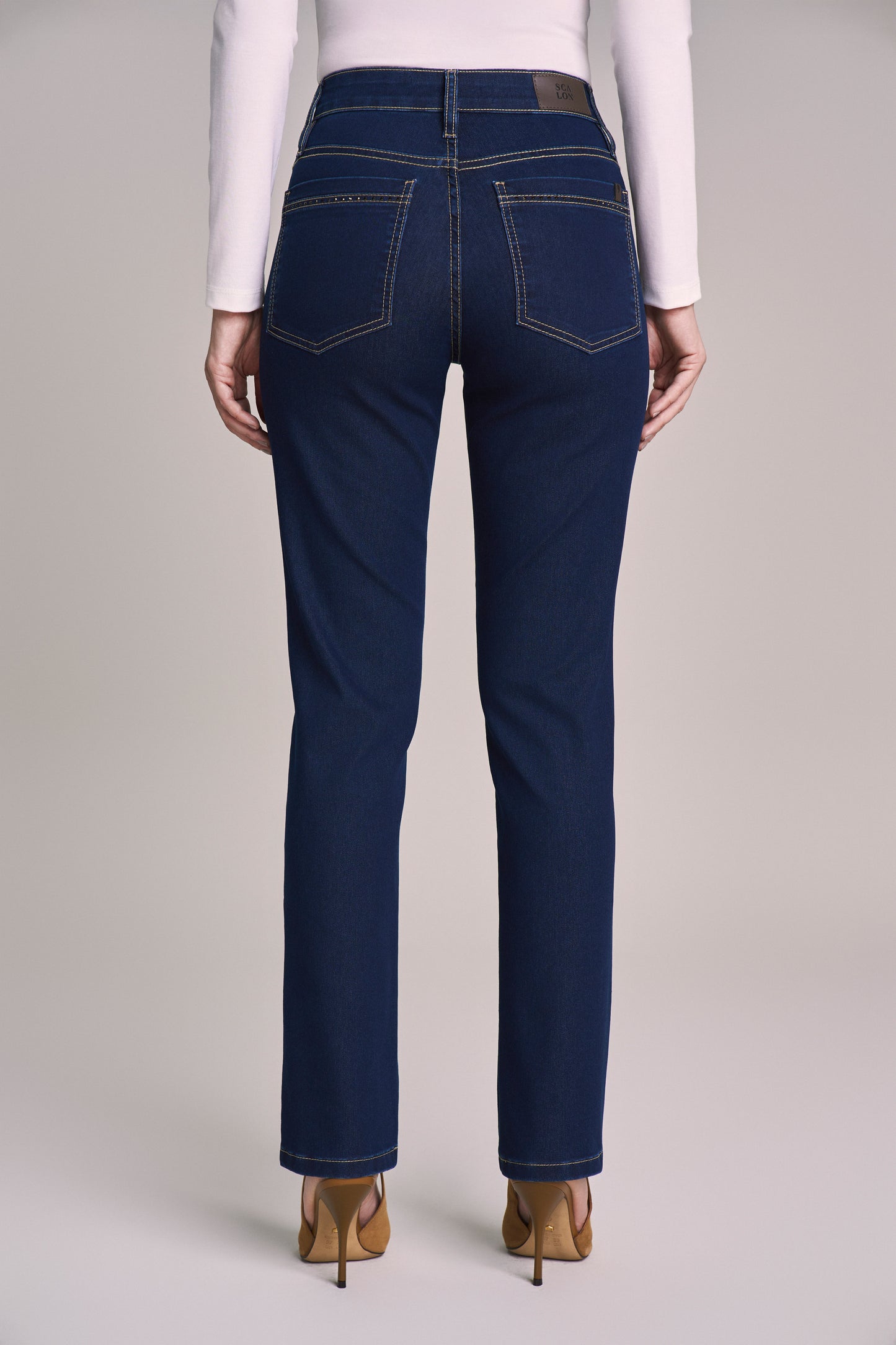 calça jeans reta cintura intermediária com cristais