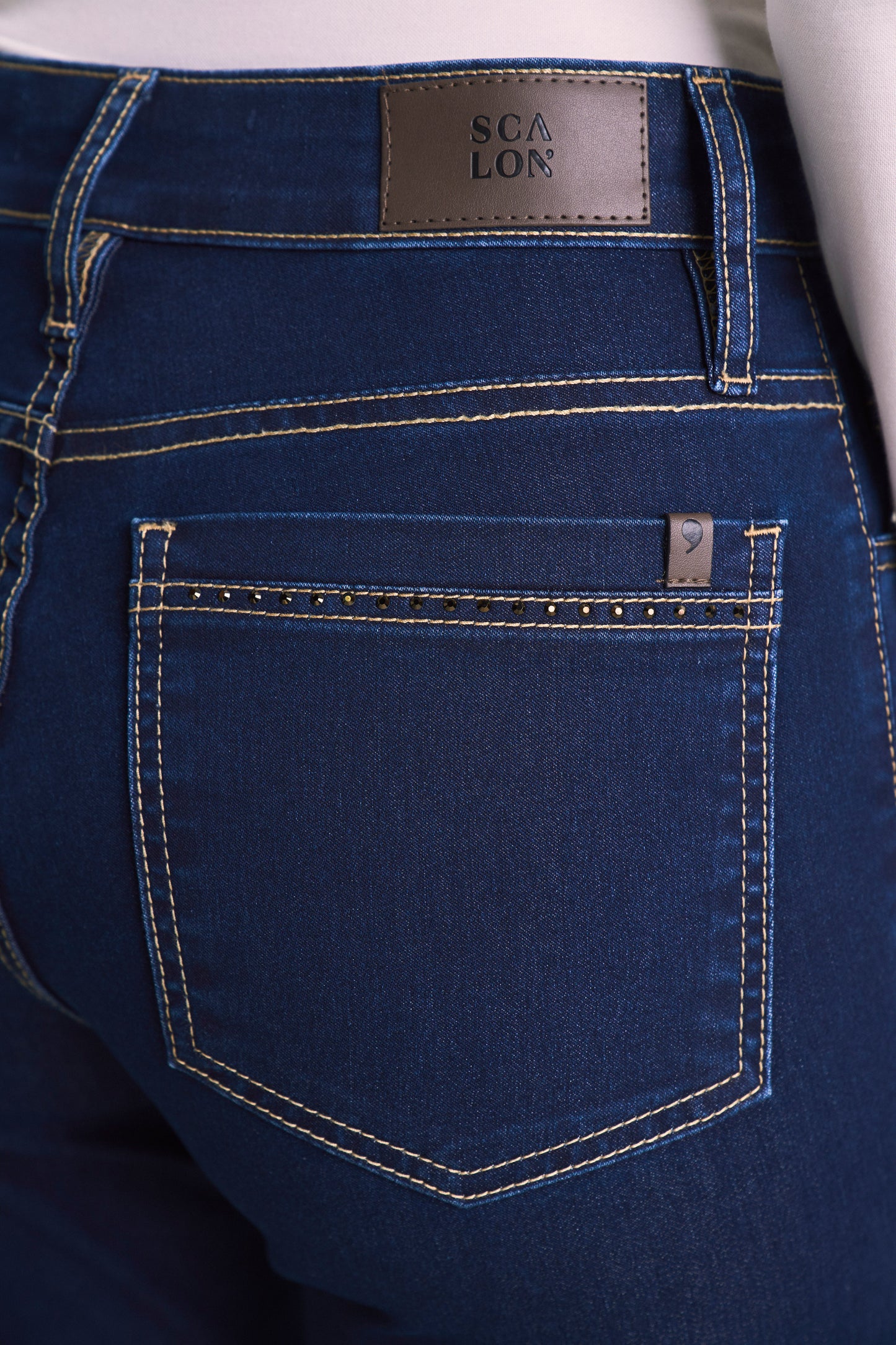 calça jeans reta cintura intermediária com cristais