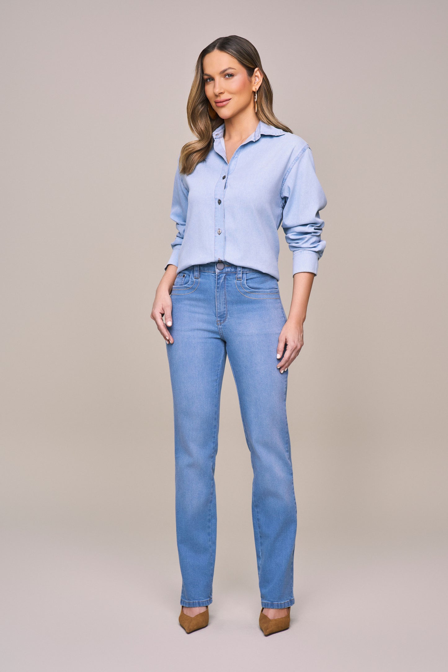 calça jeans reta cinturaintermediária com bordado pesponto