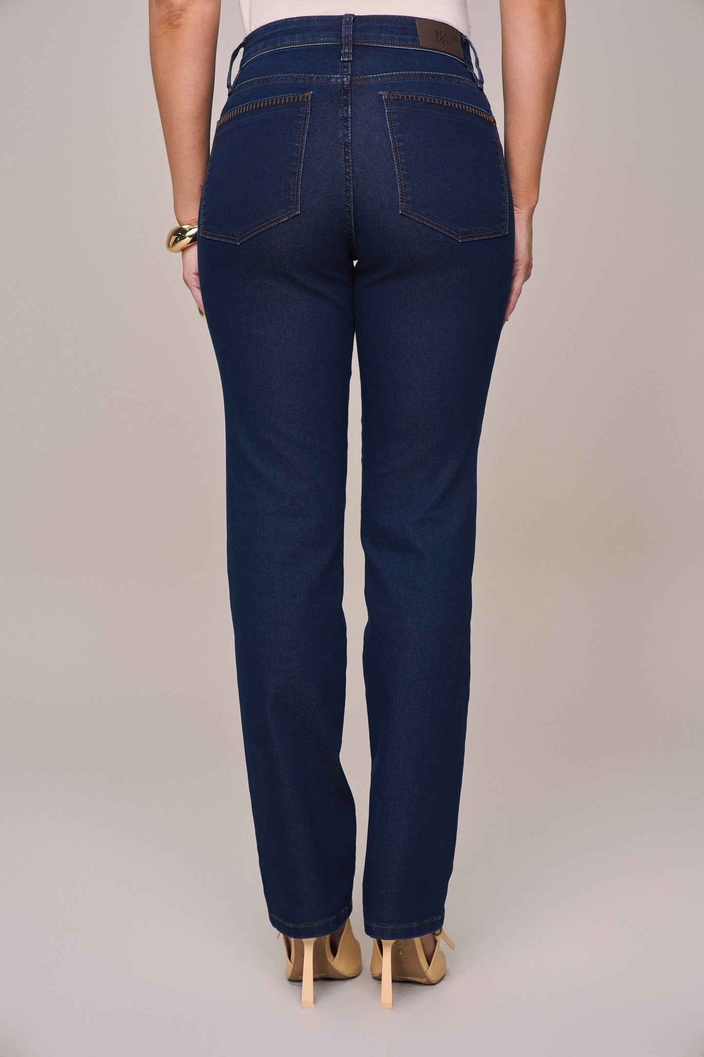 calça jeans reta cintura intermediária bordados