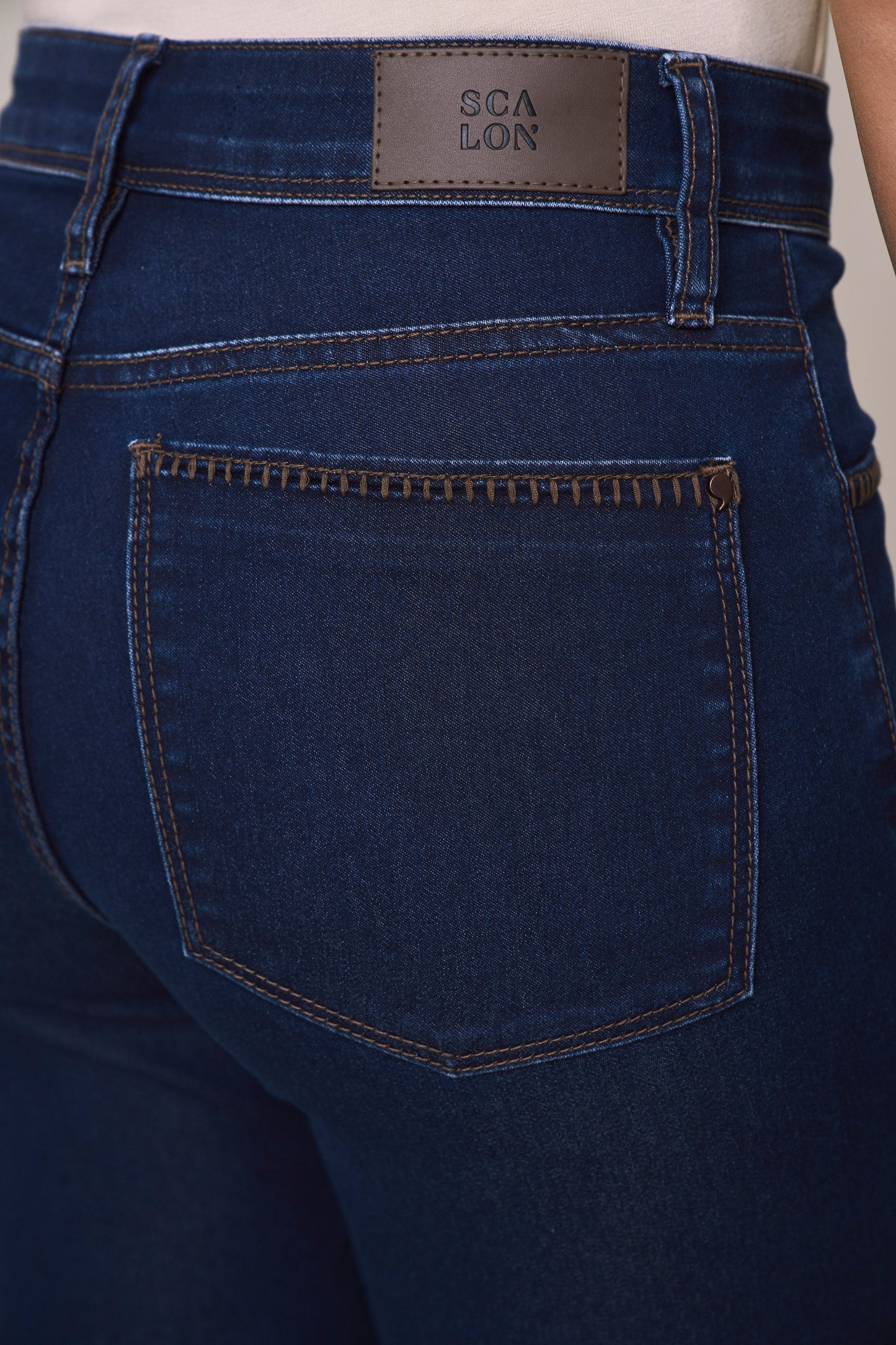 calça jeans reta cintura intermediária bordados