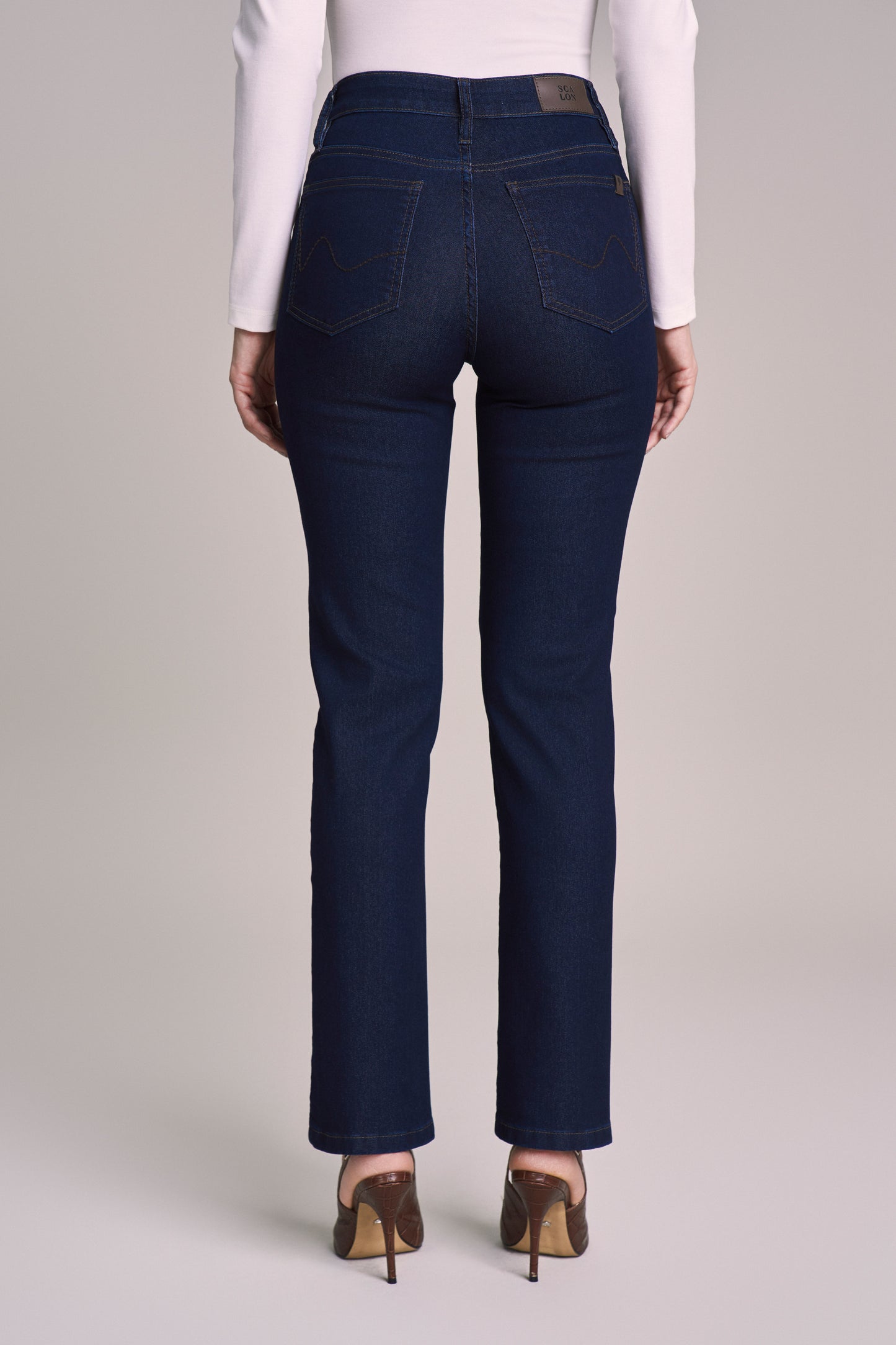 calça jeans reta cintura intermediária tradicional