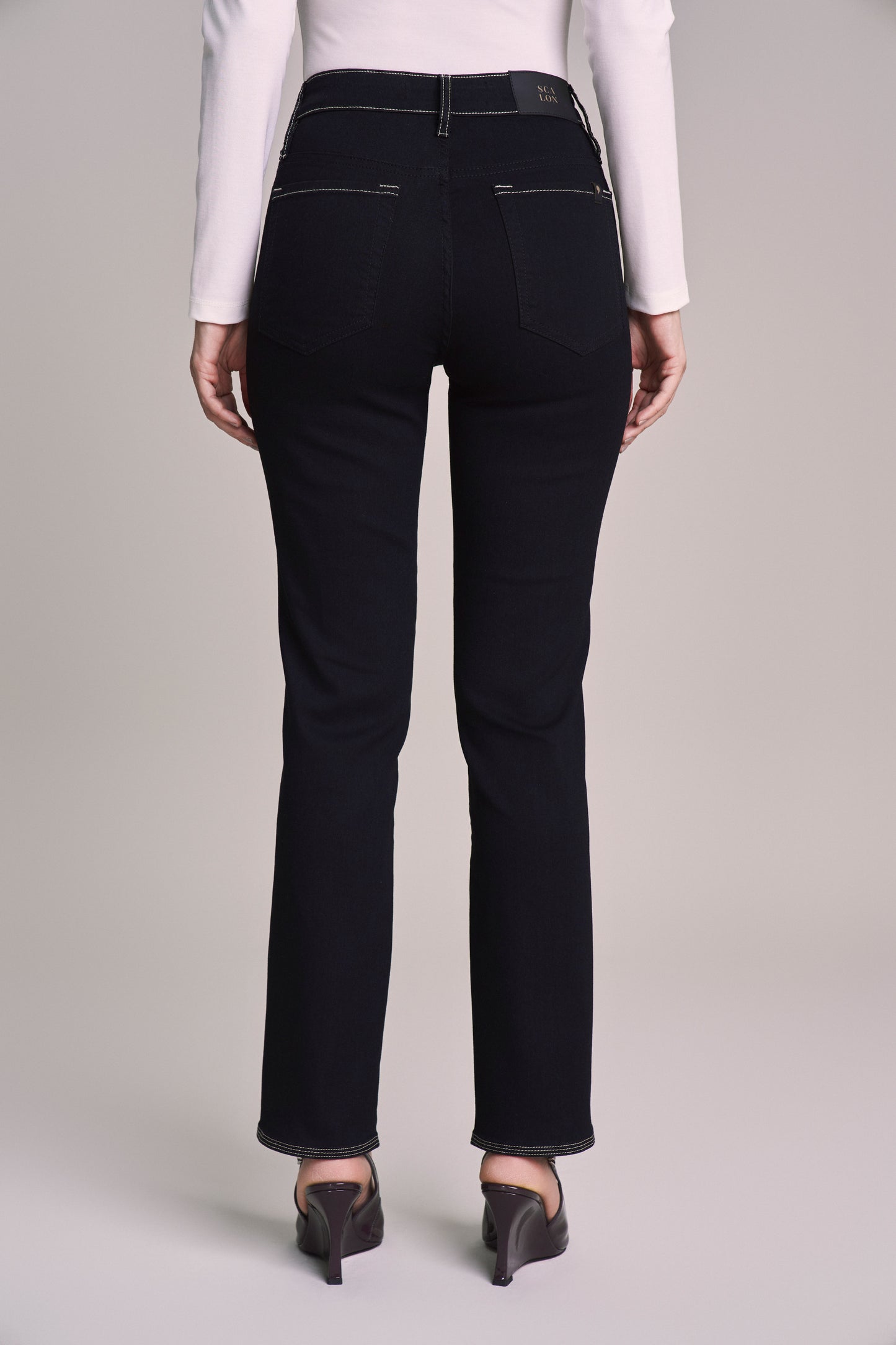 calça jeans black reta cintura intermediária com detalhe assimétrico
