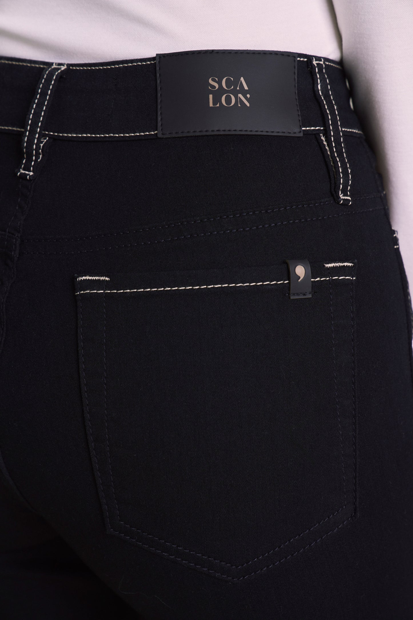 calça jeans black reta cintura intermediária com detalhe assimétrico