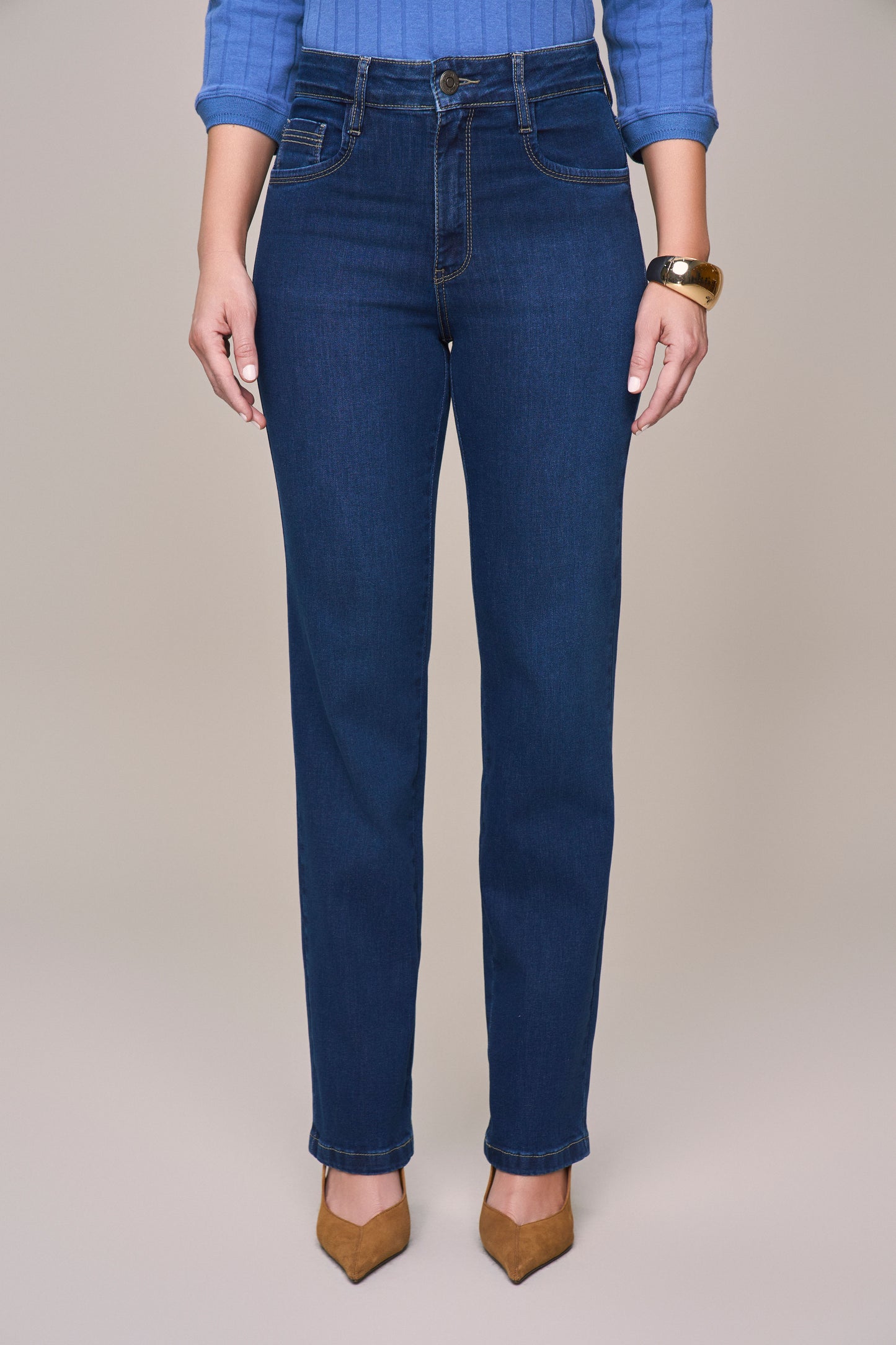 calca jeans reta cintura intermediária com bordados