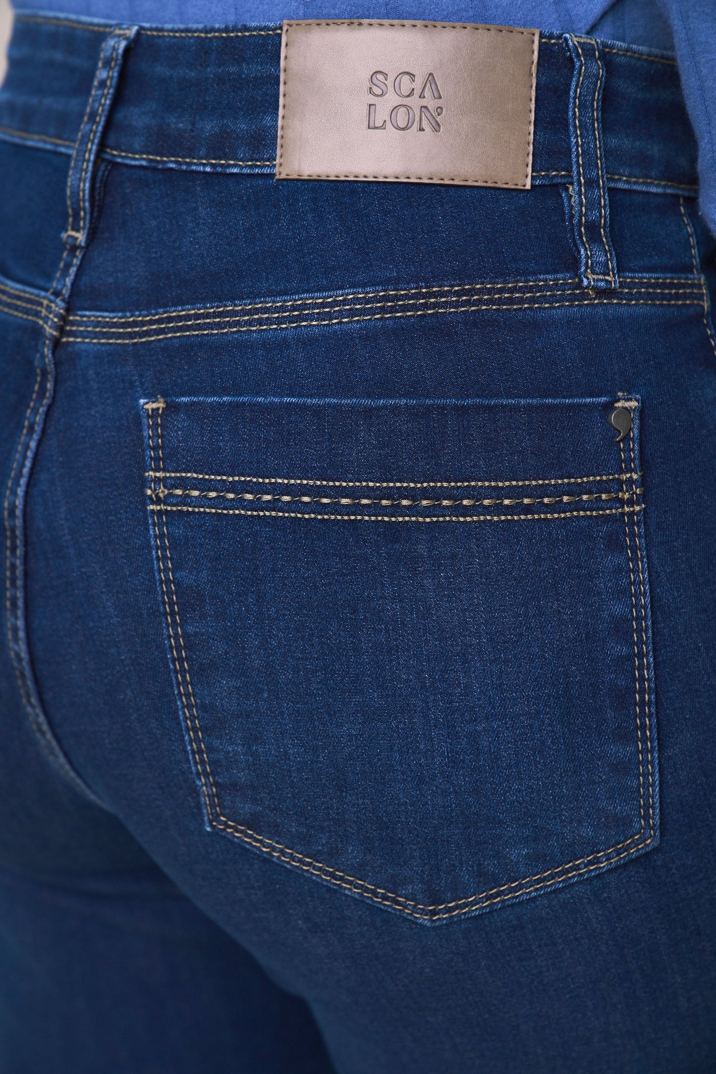 calca jeans reta cintura intermediária com bordados