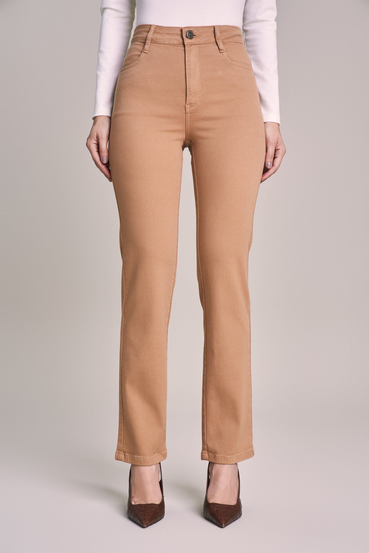 calca sarja color  reta cintura intermediaria com detalhe bordado