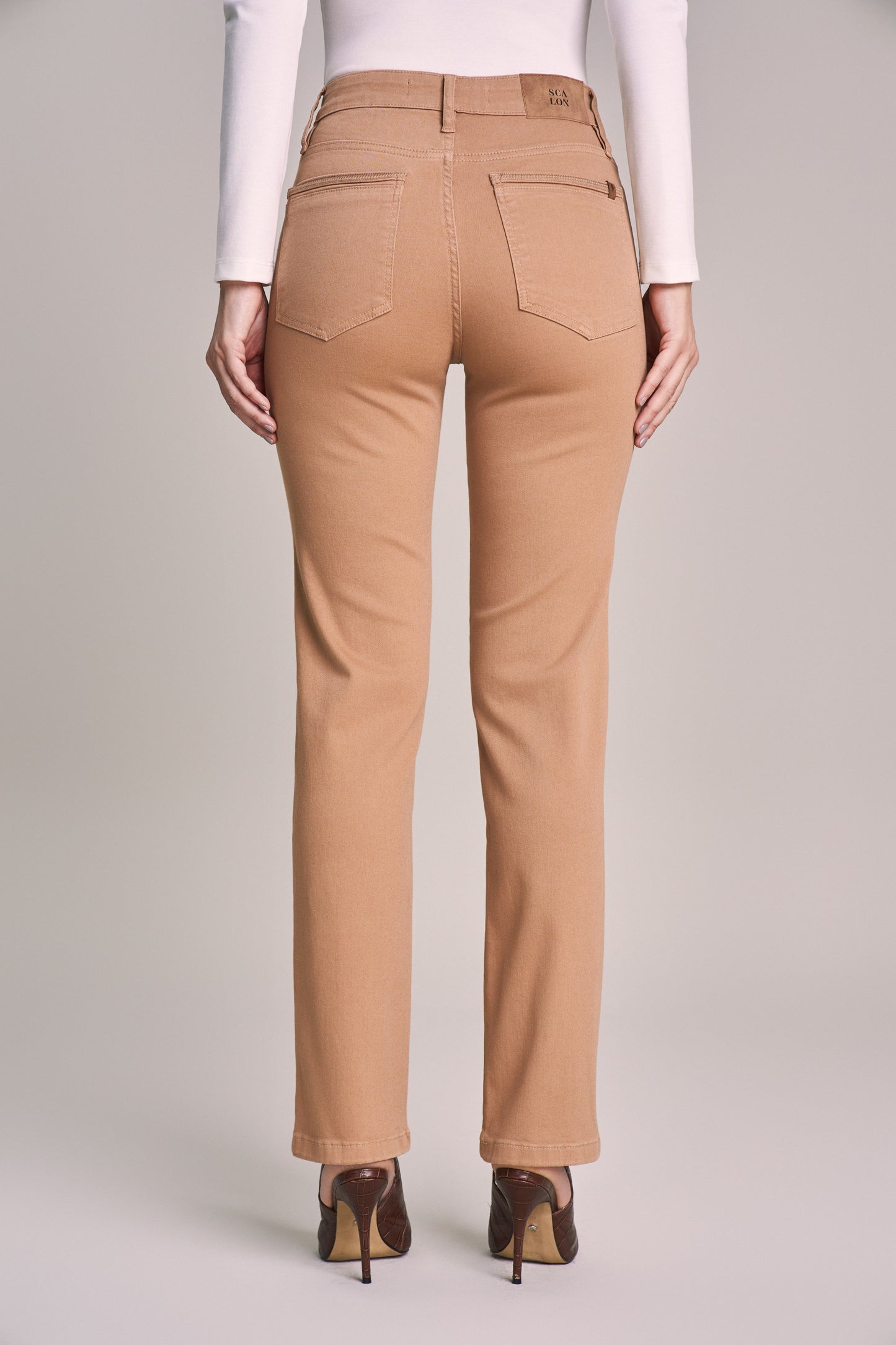 calca sarja color  reta cintura intermediaria com detalhe bordado