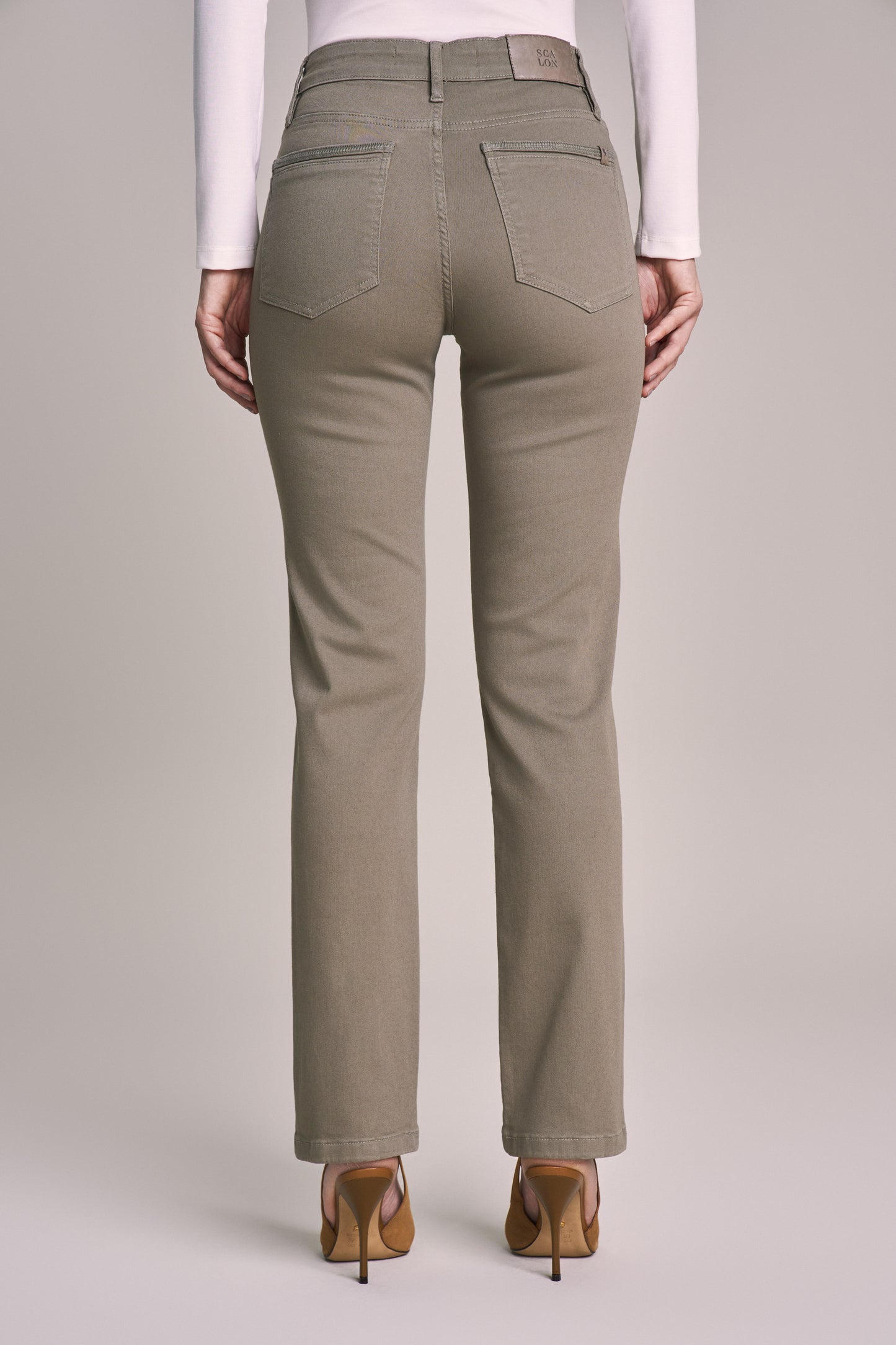 calca sarja color  reta cintura intermediaria com detalhe bordado