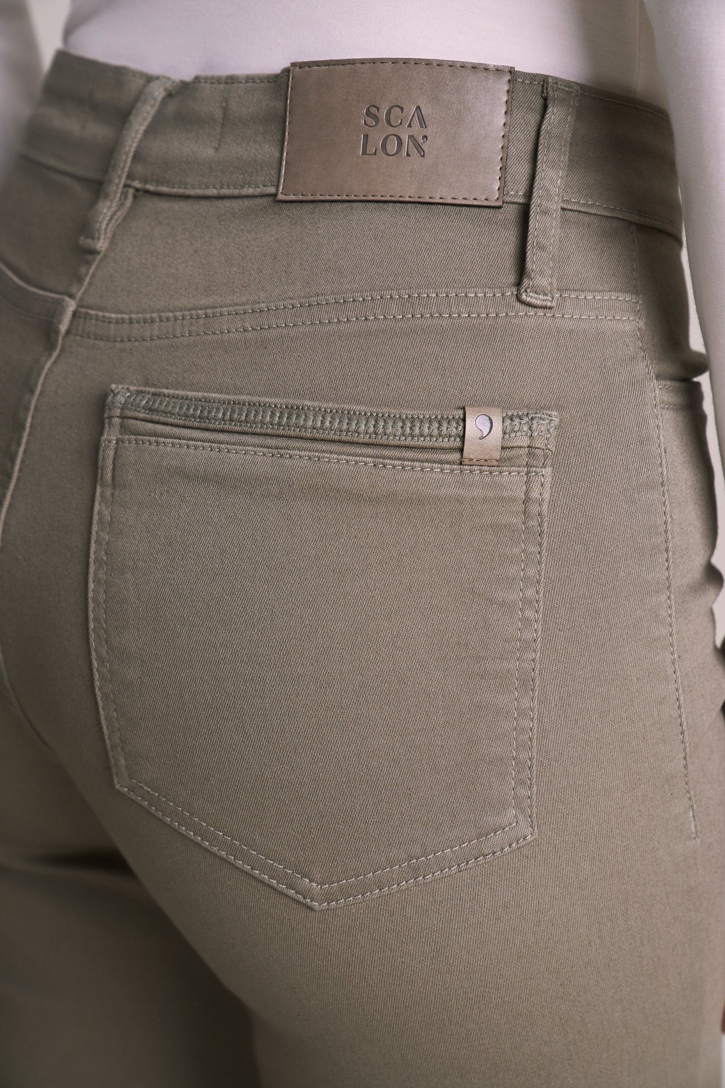 calca sarja color  reta cintura intermediaria com detalhe bordado