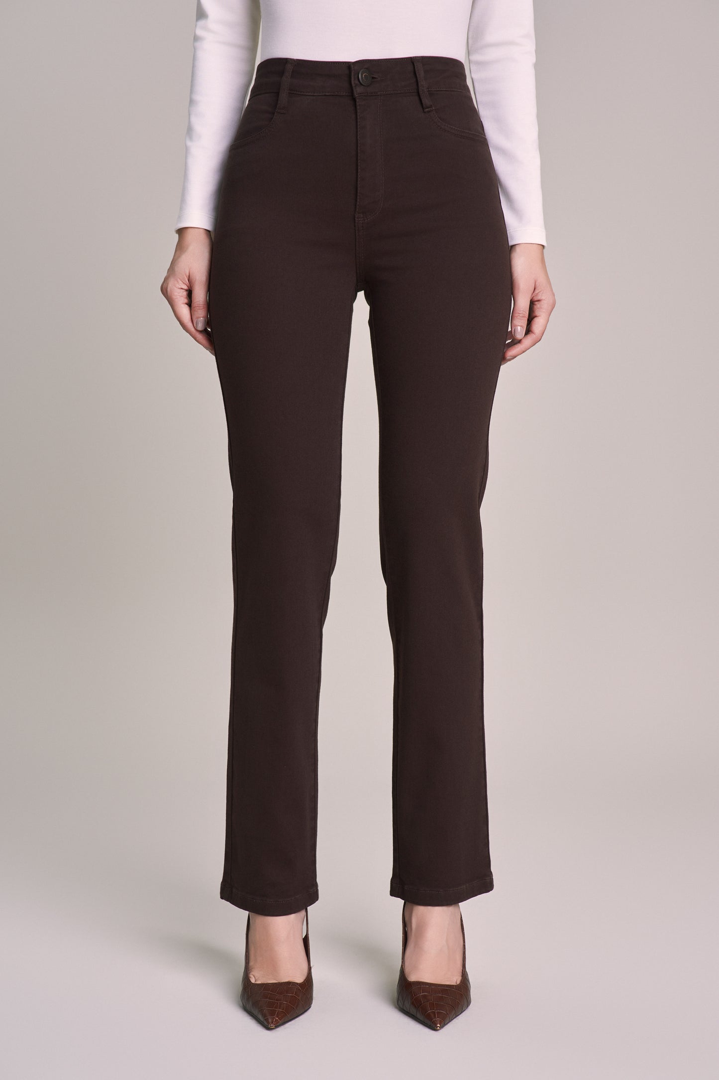 calca sarja color  reta cintura intermediaria com detalhe bordado