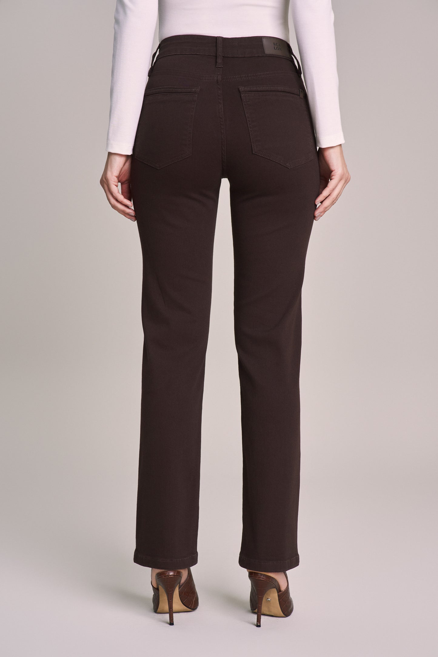 calca sarja color  reta cintura intermediaria com detalhe bordado