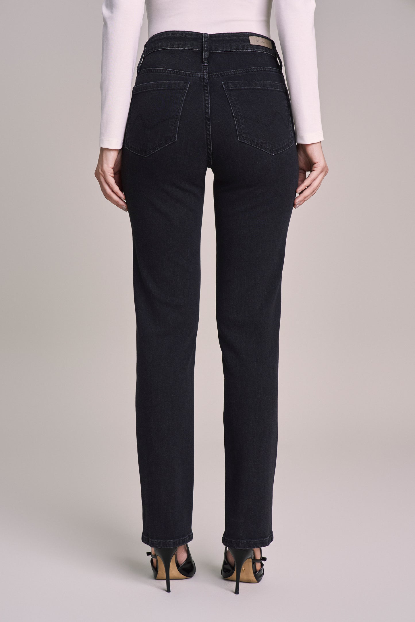 calça jeans black reta cintura intermediária com bordado