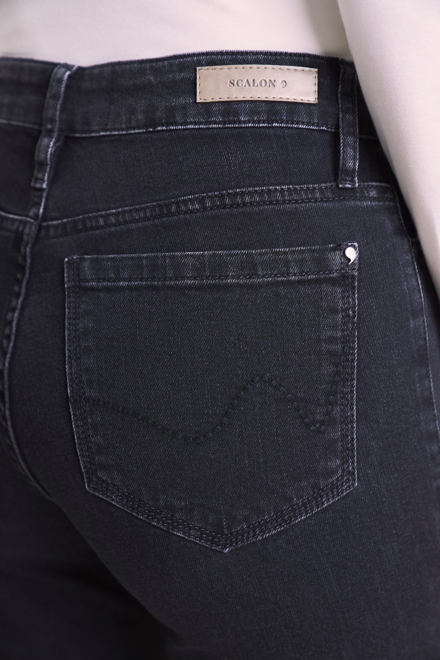 calça jeans black reta cintura intermediária com bordado
