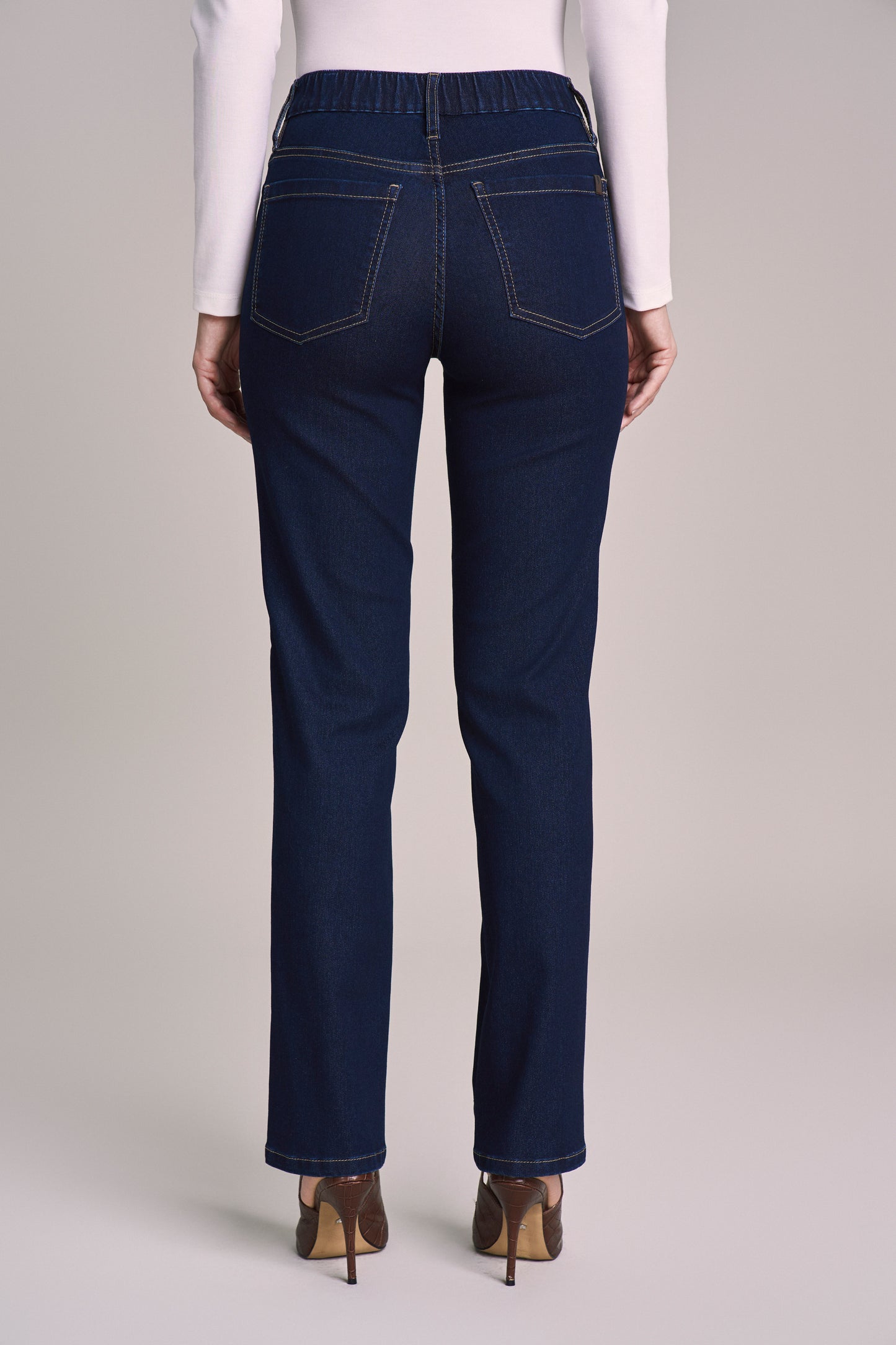 calça jeans reta cintura intermediária com elástico