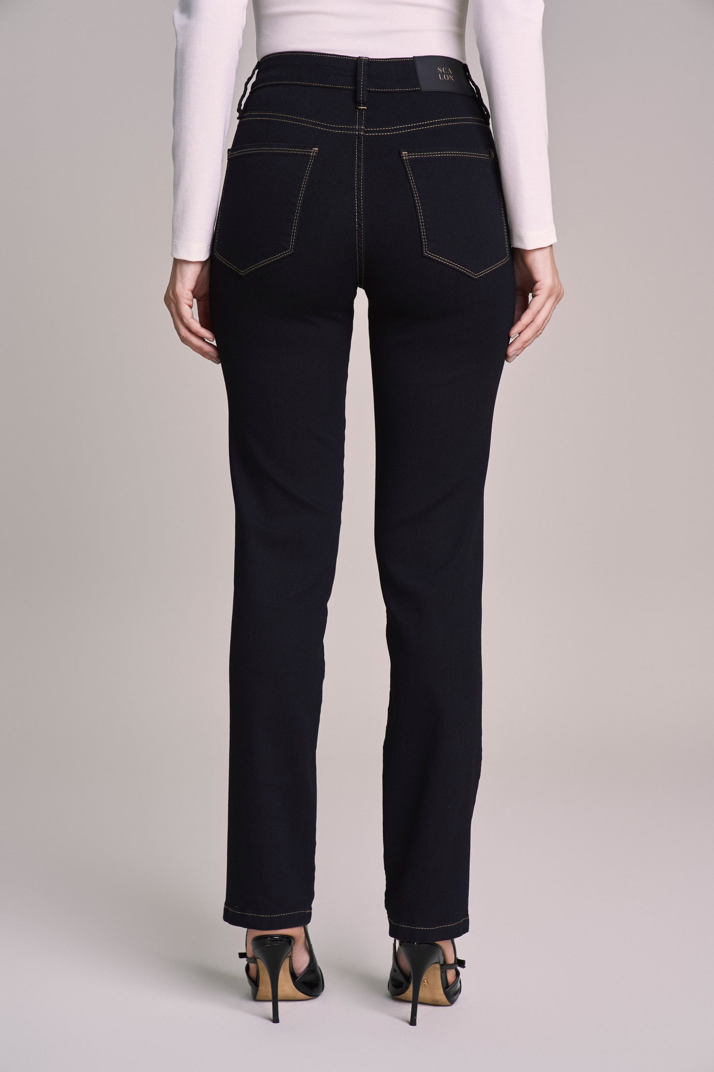 calça jeans black reta cintura intermediária com pespontos em contraste