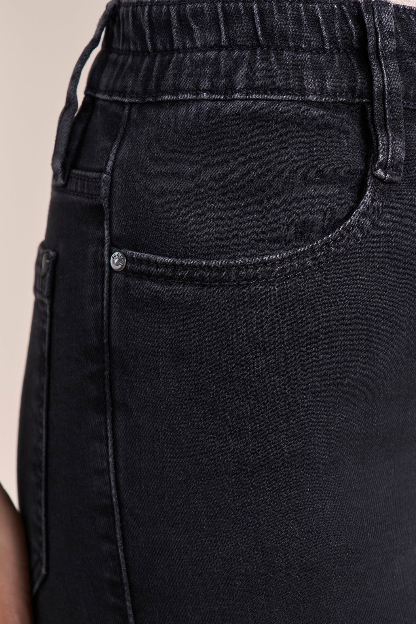 Calça Jeans Black Reta Cintura Intermediária Cós de Elástico